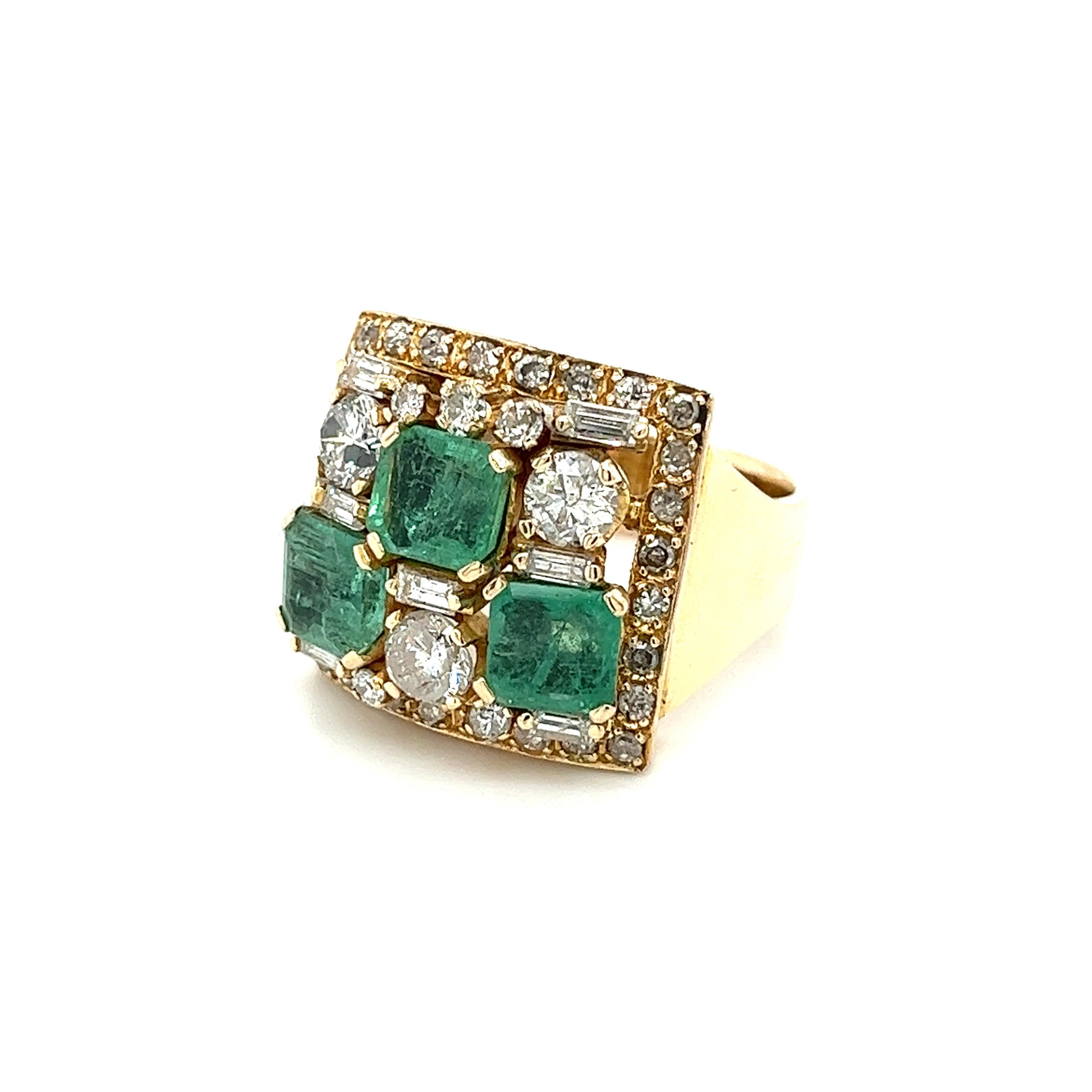 Women's Vintage Natural Emerald & Diamond Earring and Ring Jewelry Set in 18k Gold For Sale