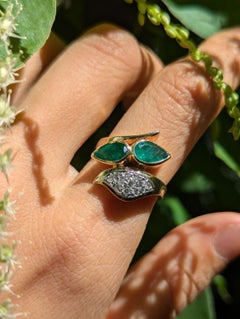 Vintage-Ring aus 9-Karat-Gelbgold mit natürlichem Smaragd und Diamanten in Spiral-Bypass-Optik, Größe L / 5,75