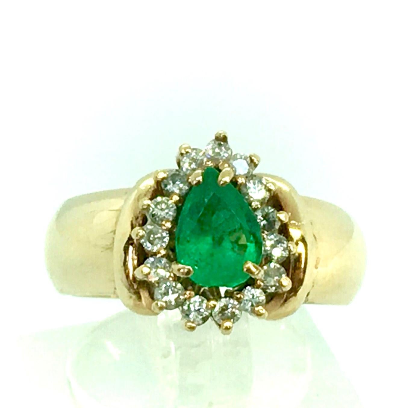 Pear Cut Vintage Natural Emerald and Diamonds Ring 18 Karat For Sale