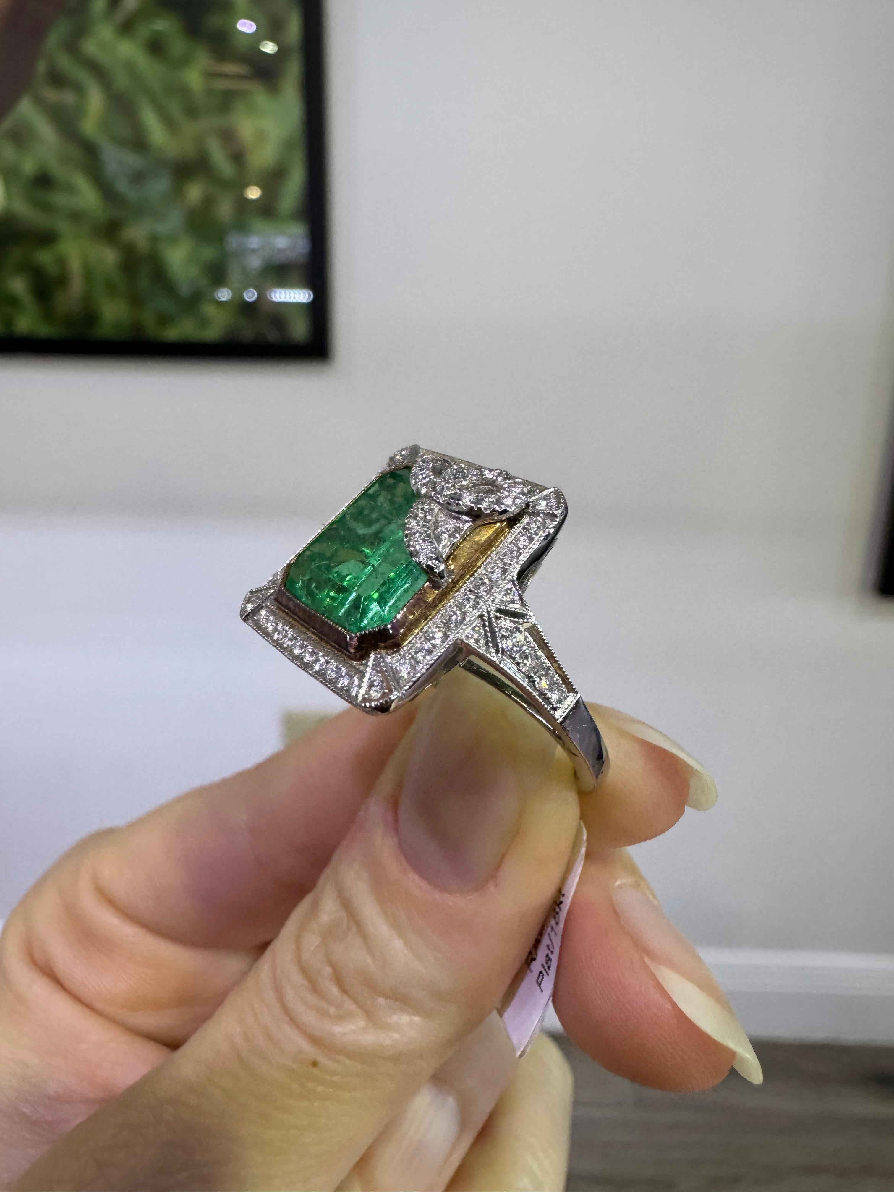 De las mujeres Vintage Esmeralda Natural & Diamante Natural Halo Anillo Platino En Stock en venta
