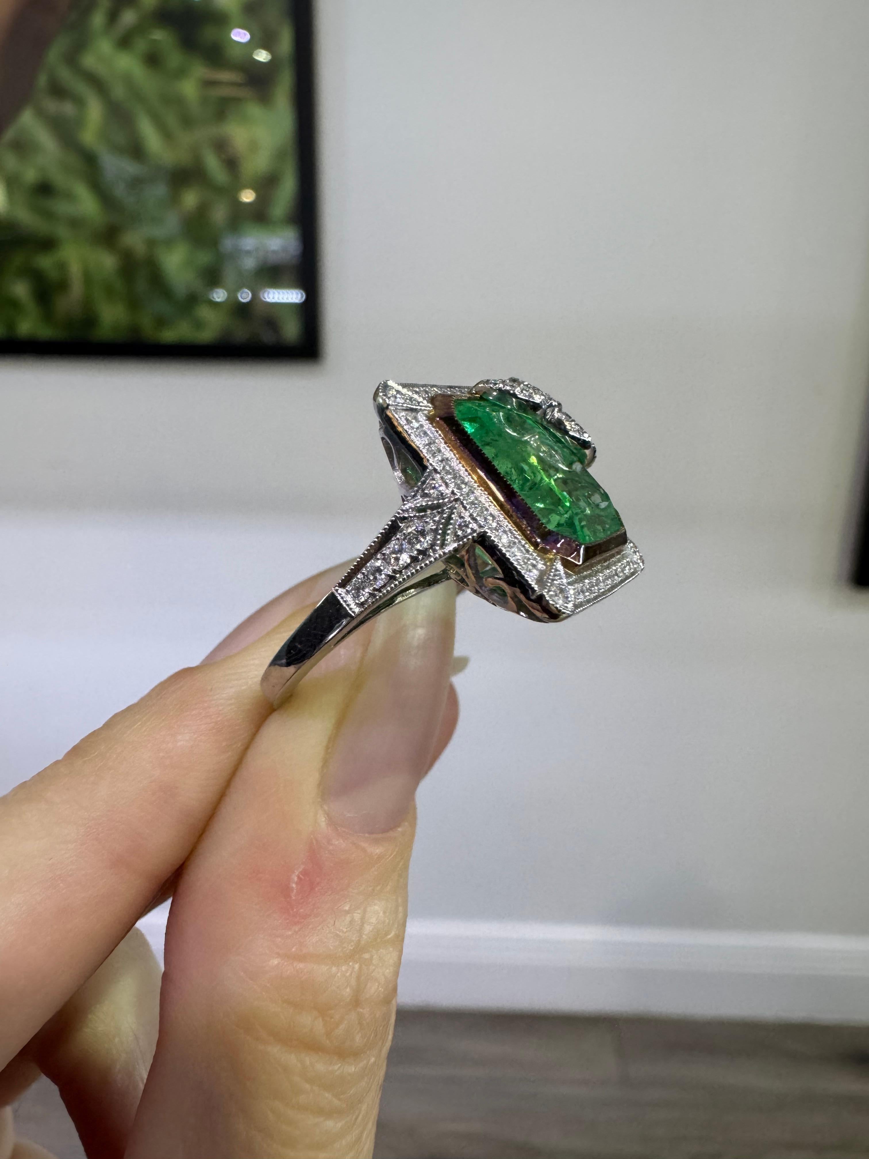 Vintage Esmeralda Natural & Diamante Natural Halo Anillo Platino En Stock en venta 1
