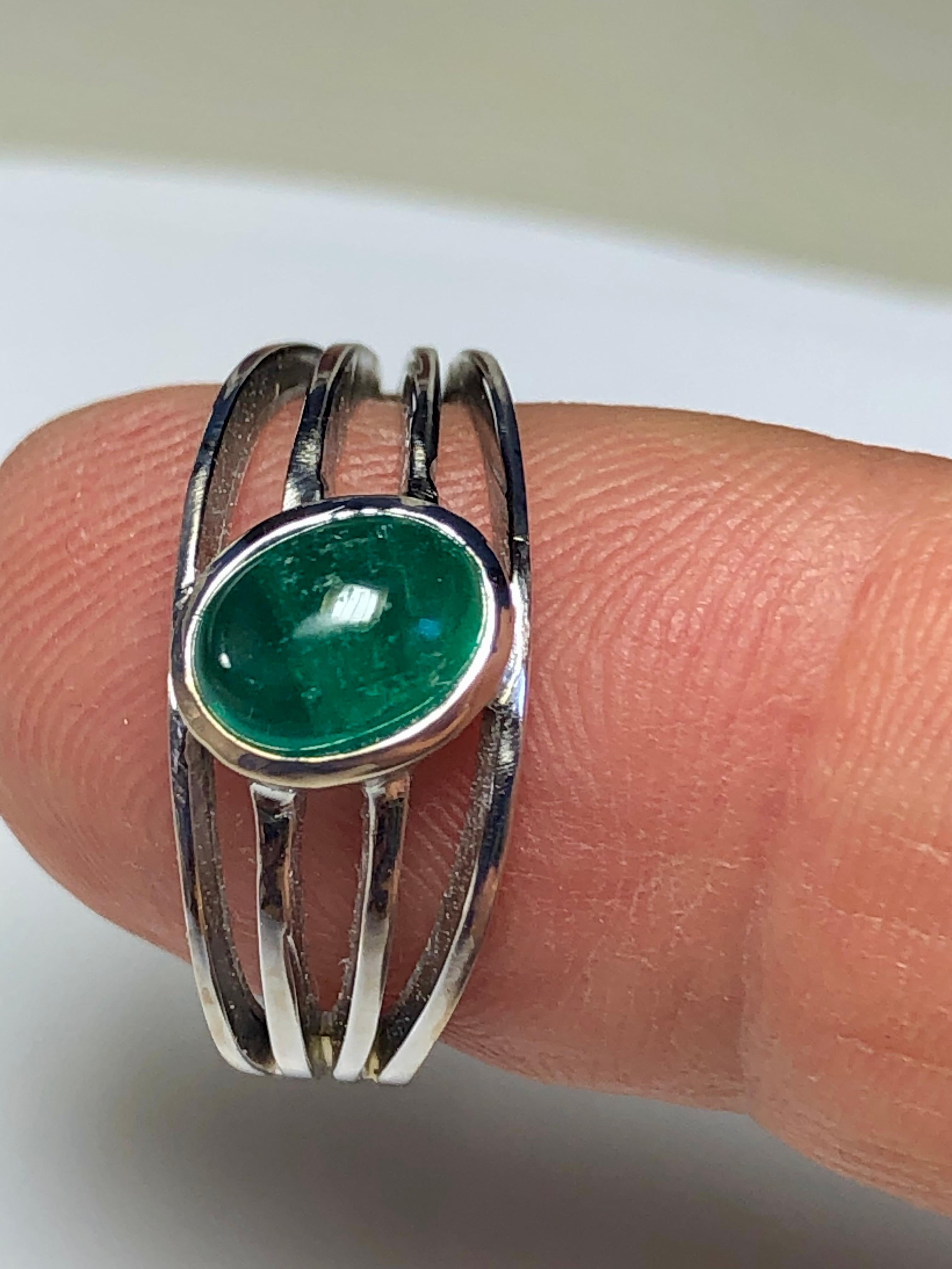 Estate Natural cabochon emerald cut vintage solitaire ring 18K White gold.  L'émeraude pèse environ 2,00 carats, les dimensions de l'émeraude sont de 7 mm x 6 mm. Vert moyen naturel.
Taille : 6 
Réglage : Lunette  
Succession - Très bon état 
