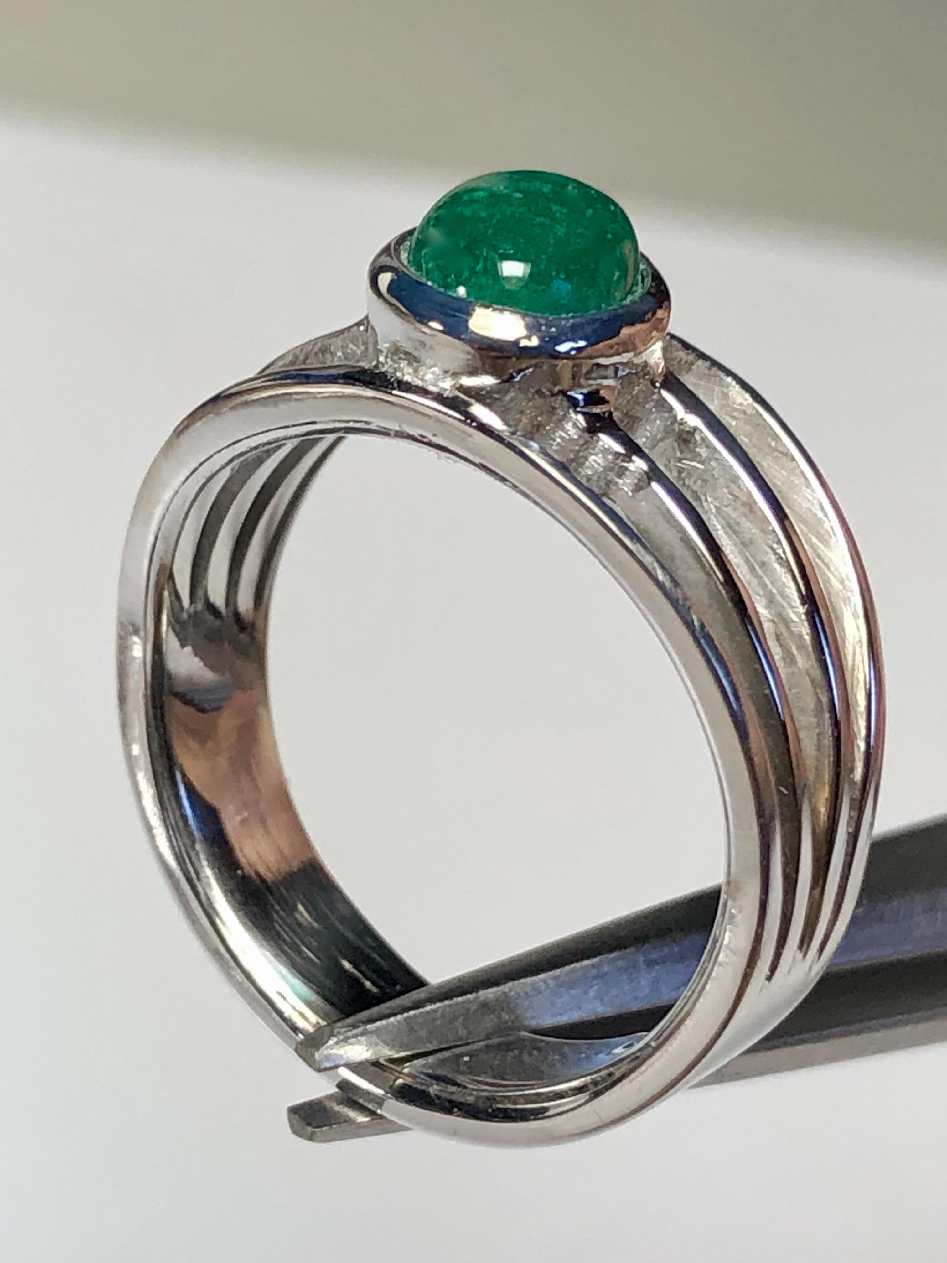 Vintage Natural Emerald Solitaire Ring 18K White Gold For Sale 1
