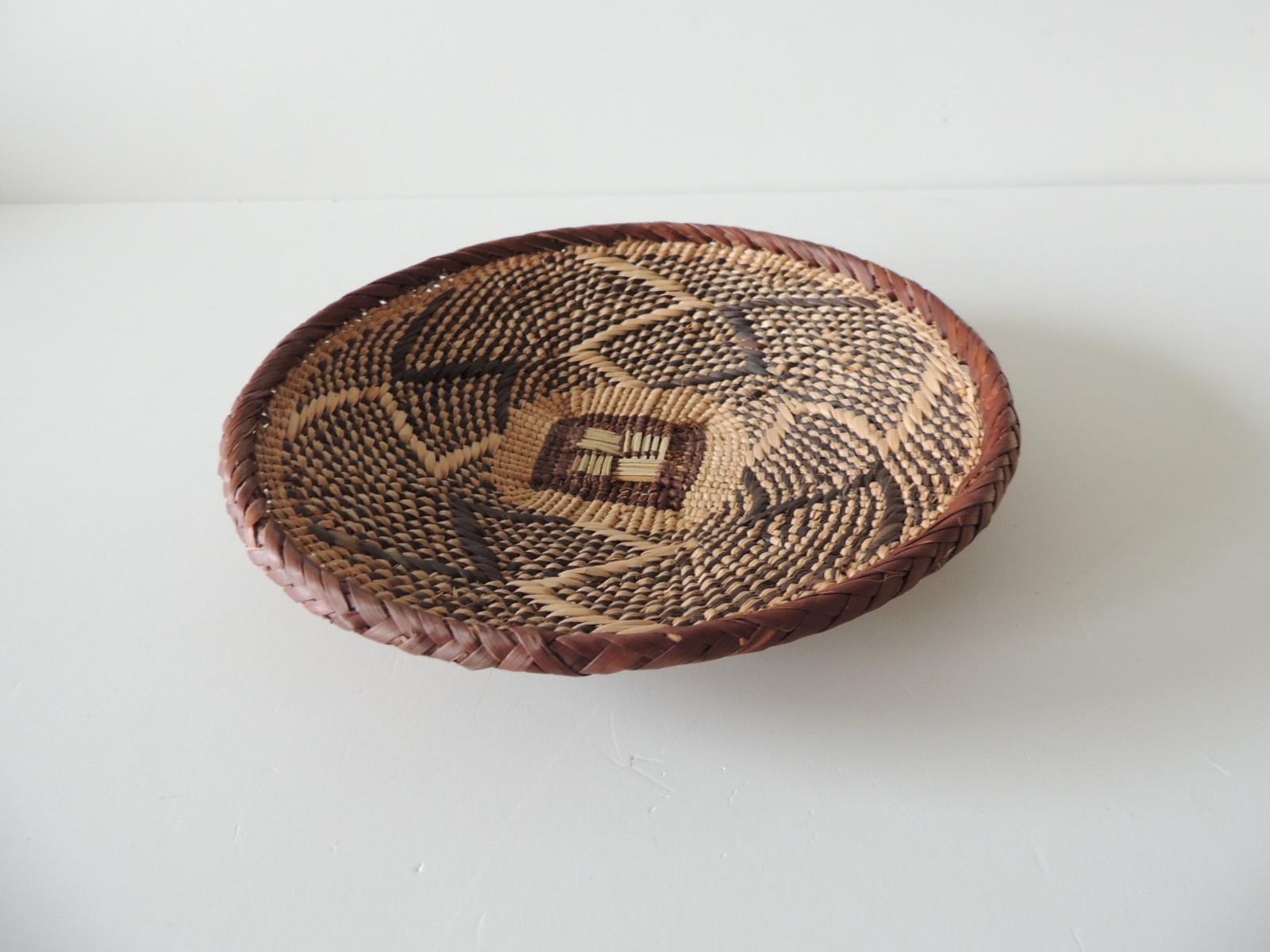 Vintage natural fiber artisanal small African basket.
Tribal pattern.
Size: 8