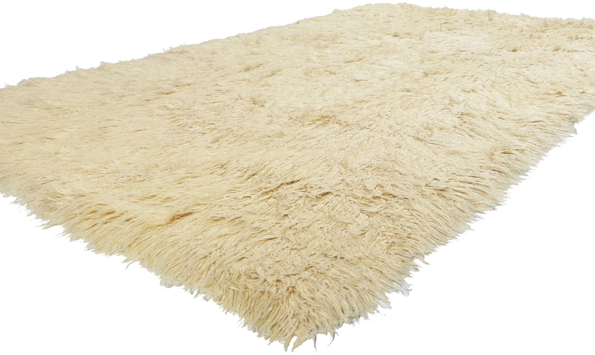 78059 vintage Greek Flokati rug with Mid-Century Modern Design 05'10 x 09'08. Effortless beauty combined with simplicity and minimalist style, this hand-woven wool vintage Greek Flokati rug provides a feeling of cozy contentment without the clutter.