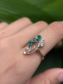 Bague vintage en or rose 10 carats avec émeraude verte naturelle et diamant, motif floral et feuillage Q / 8