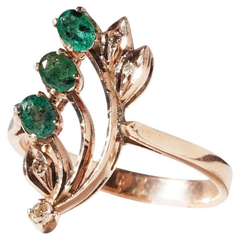 Vintage-Ring aus 10-karätigem Roségold mit natürlichem grünem Smaragd und Diamanten, Blumen- und Blattmotiv, Q / 8 im Angebot