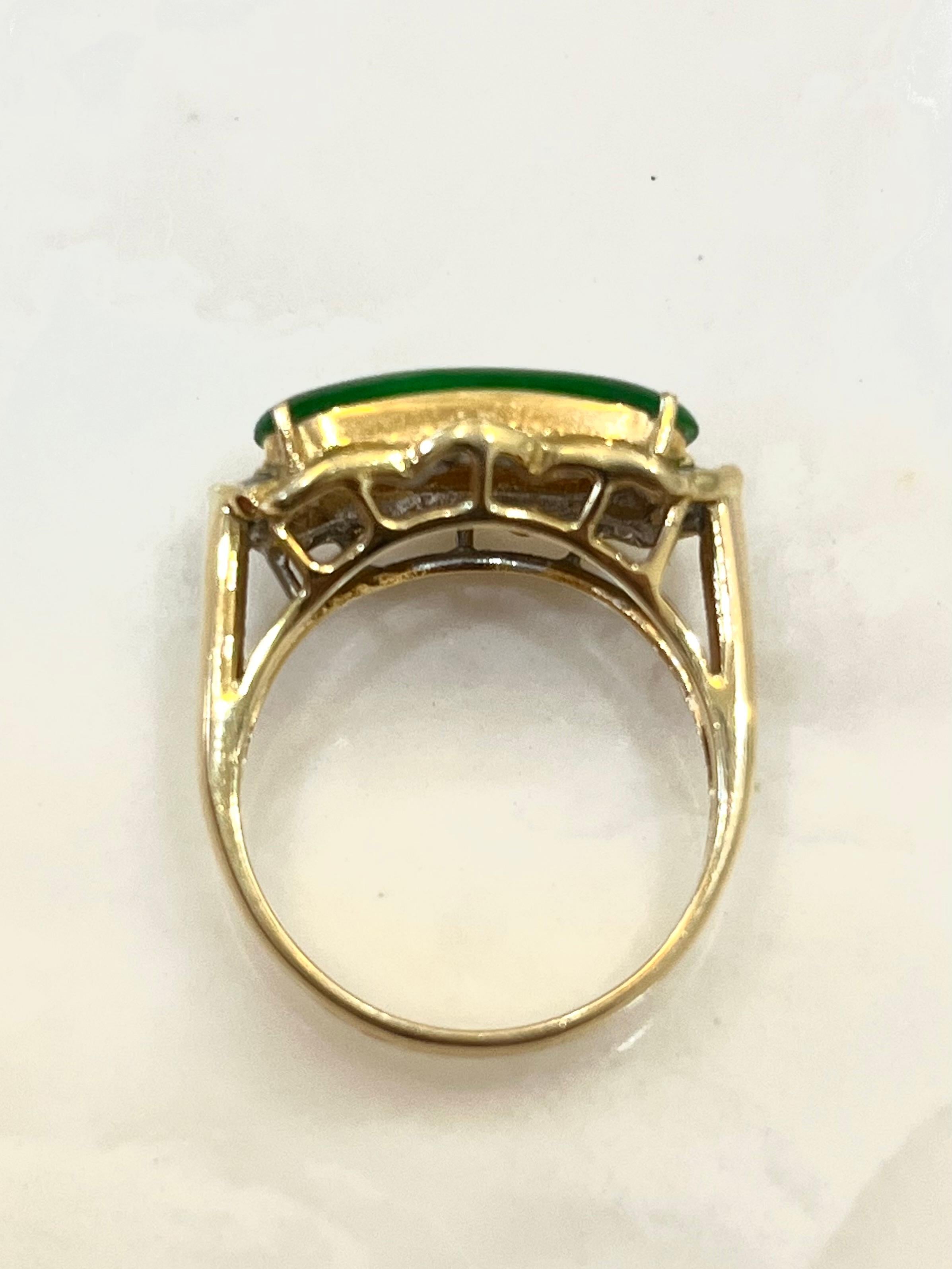 Vintage Natural Jade Ring with Diamonds in 18k Solid Gold Ring Setting In Excellent Condition For Sale In Miami, FL