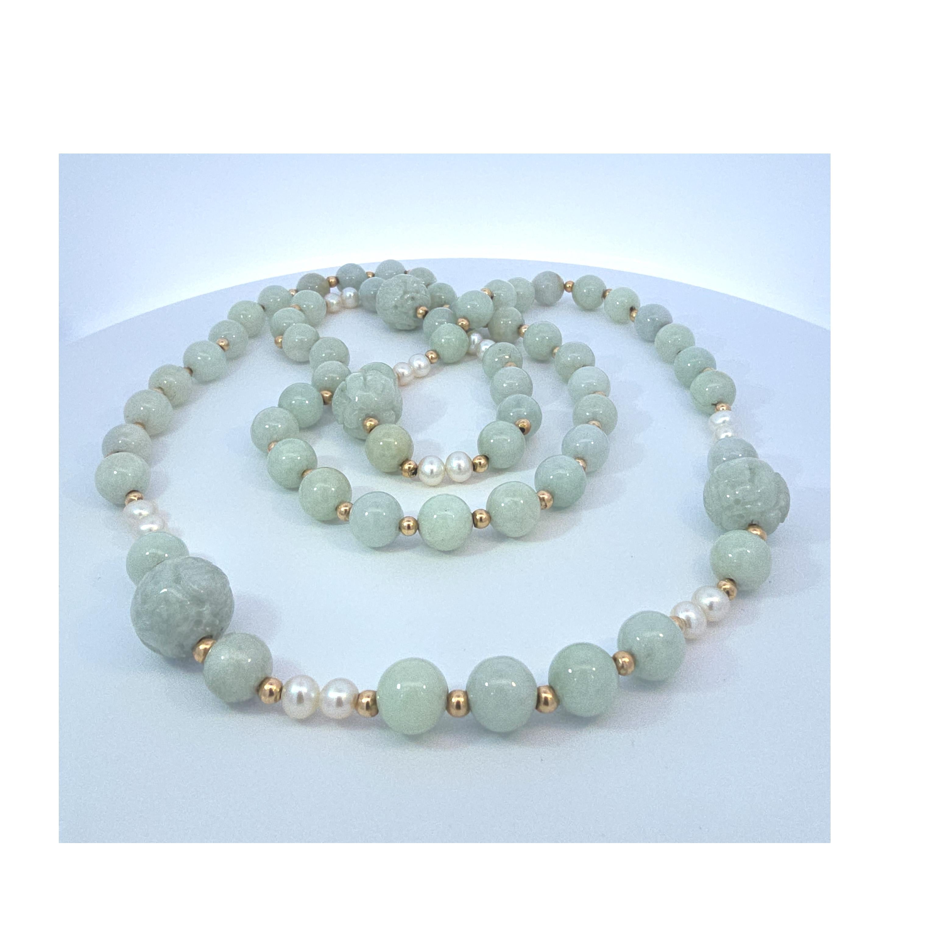 Dieser wunderschöne Vintage-Strang besteht aus Rondellen aus 14 Karat Gelbgold, die sich mit natürlichen Jadeit und Zuchtperlen abwechseln. 