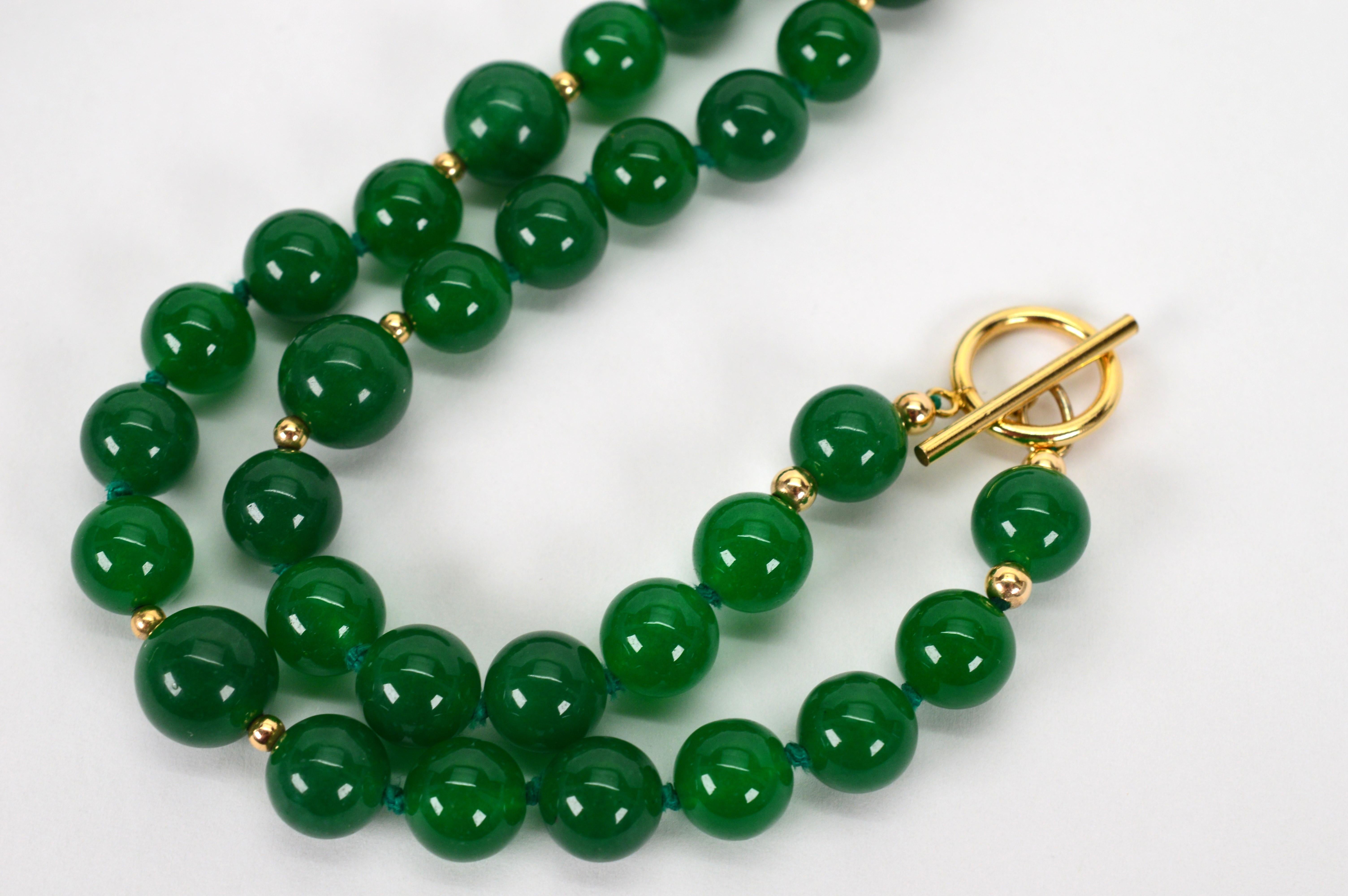 Vintage Natural Jadeite Beaded 12 Karat Necklace with Carved Medallion Pendant For Sale 5
