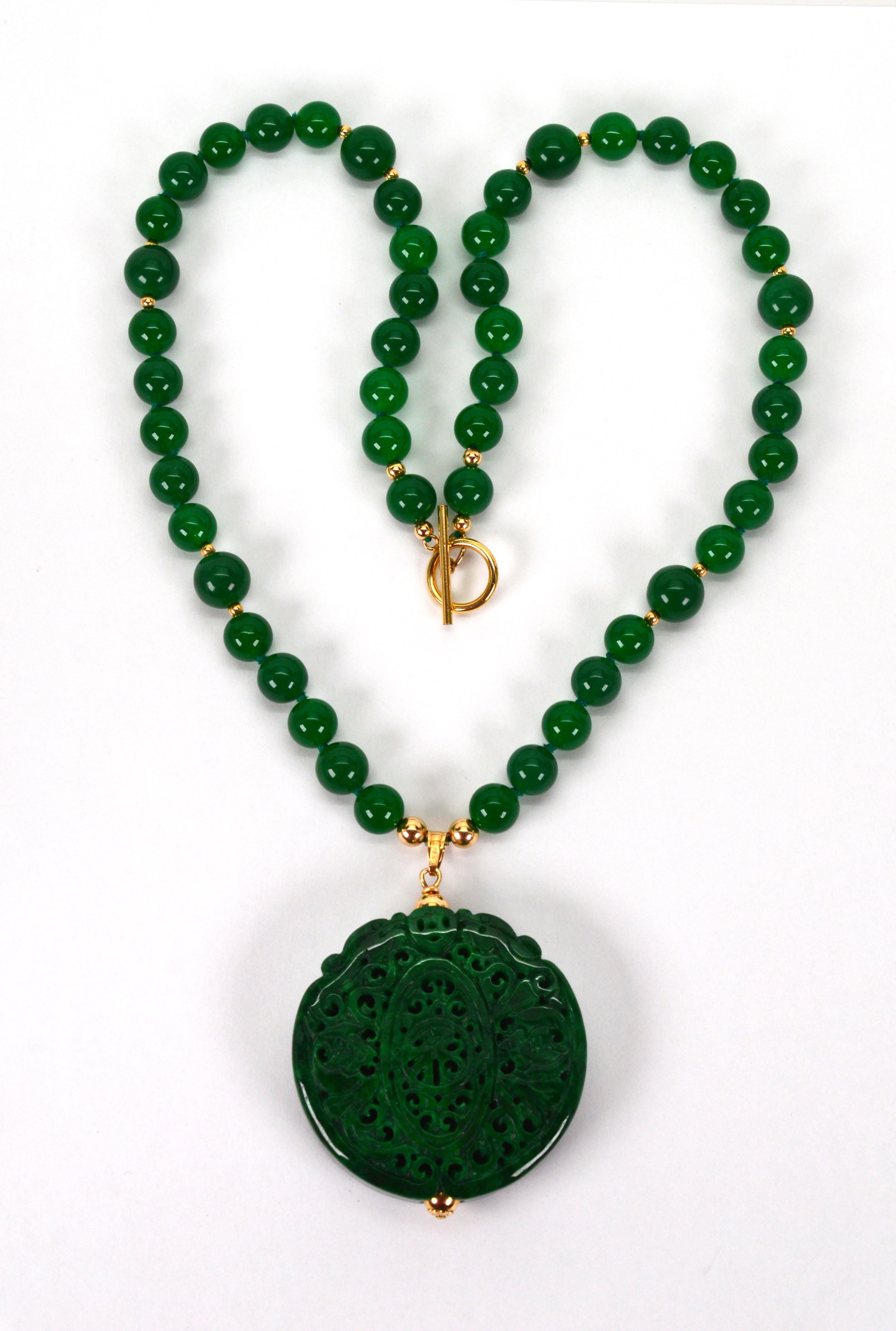 Vintage Natural Jadeite Beaded 12 Karat Necklace with Carved Medallion Pendant For Sale 6