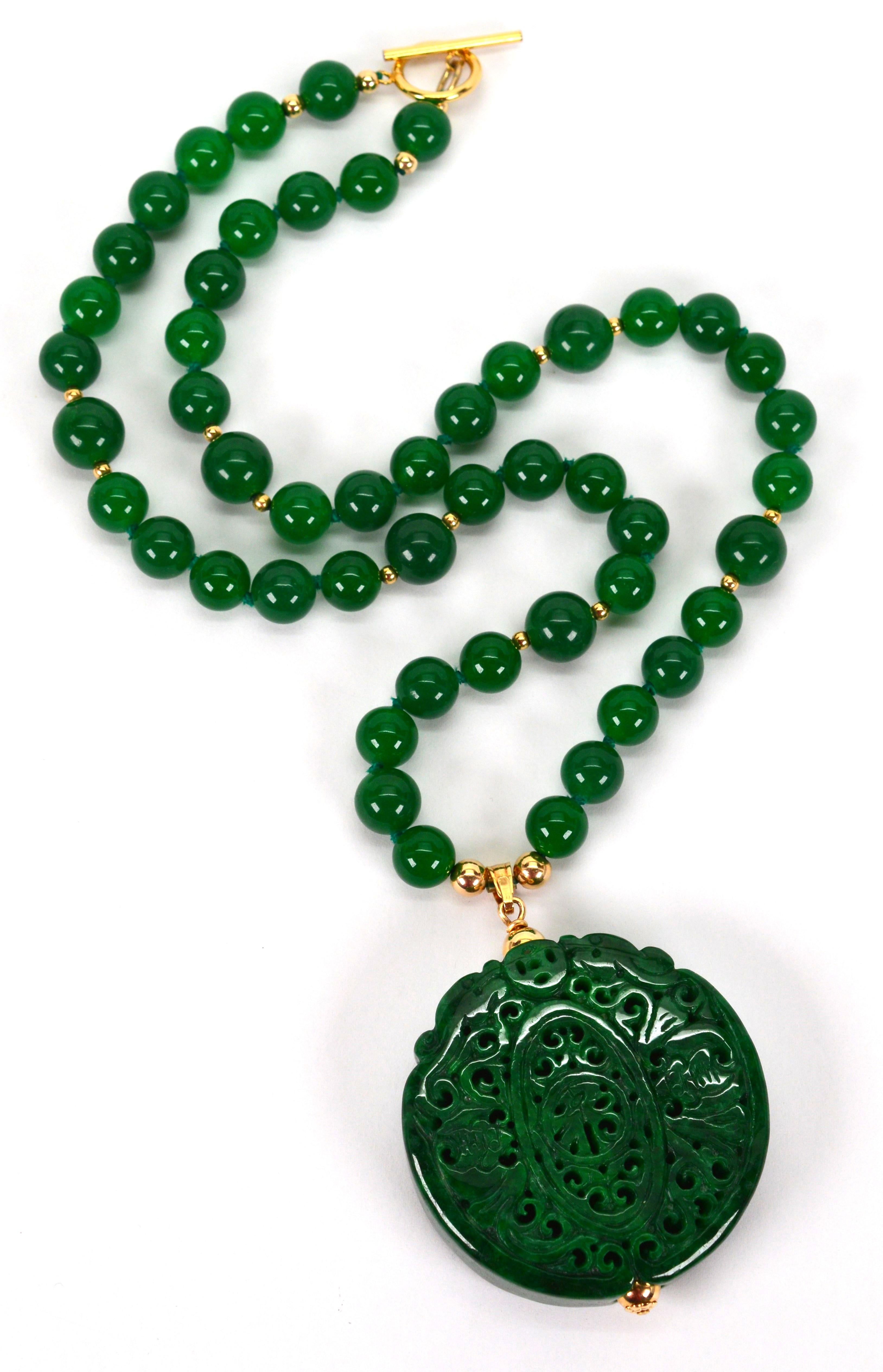 Vintage Natural Jadeite Beaded 12 Karat Necklace with Carved Medallion Pendant For Sale 7