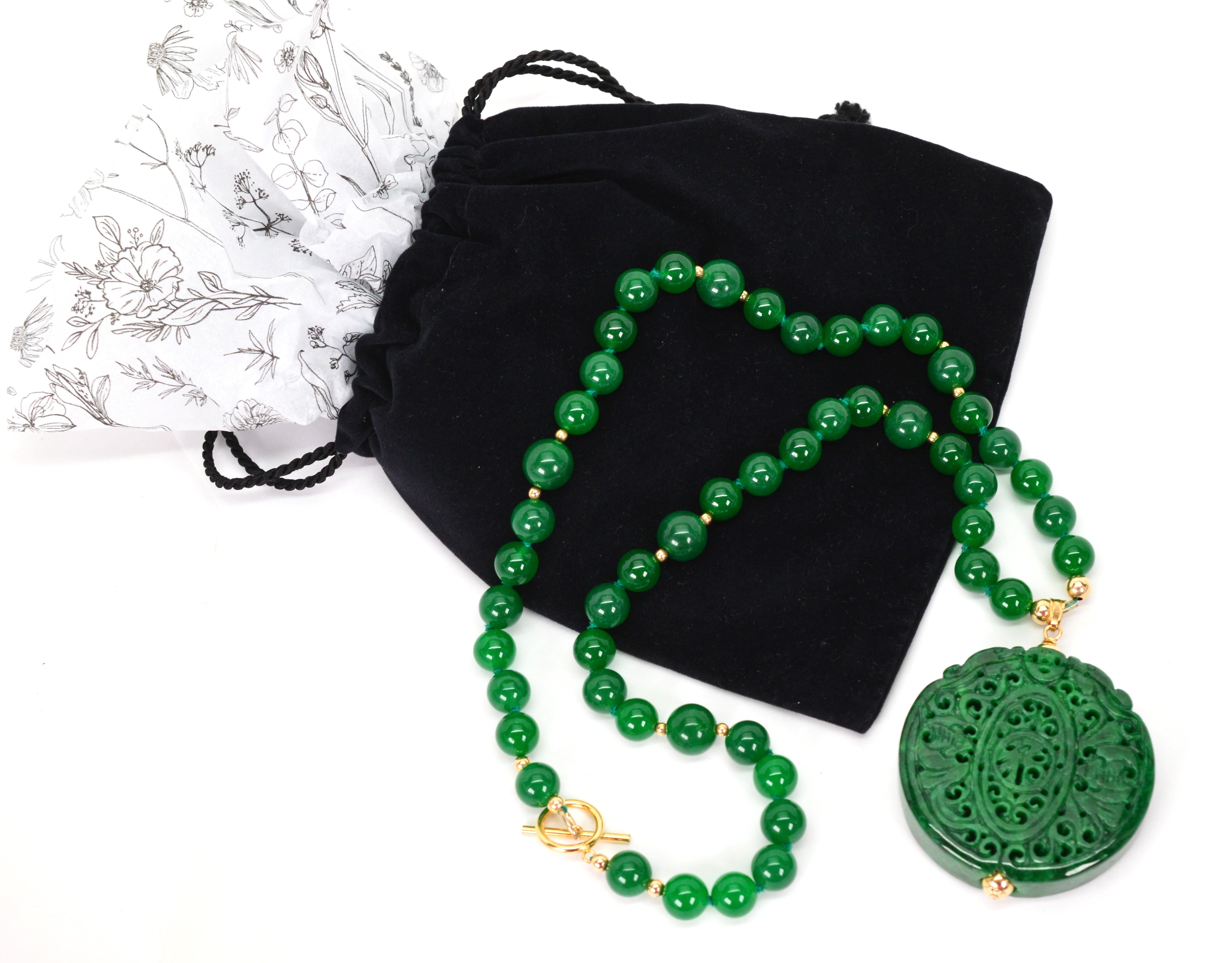 Vintage Natural Jadeite Beaded 12 Karat Necklace with Carved Medallion Pendant For Sale 9