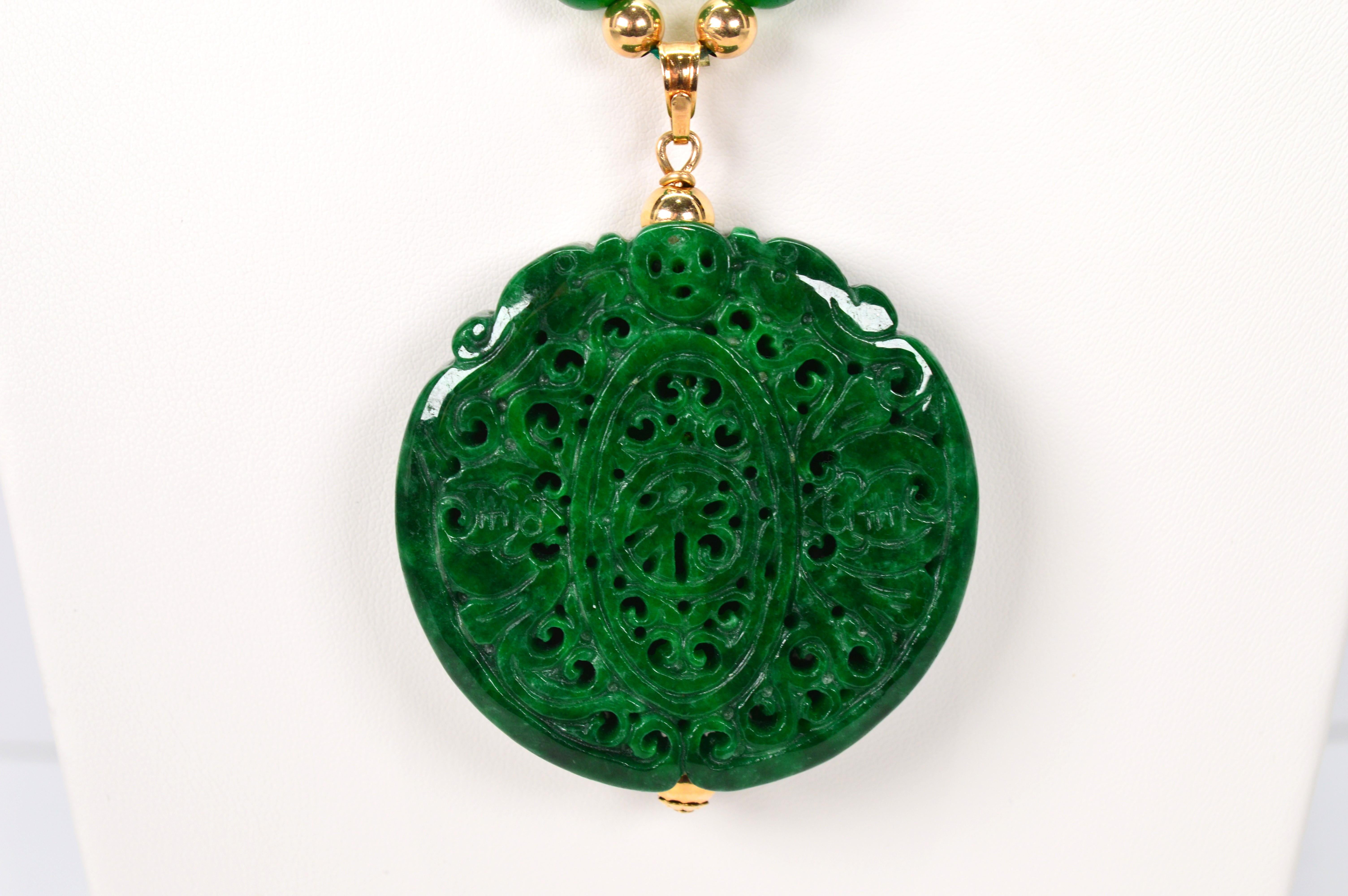 Vintage Natural Jadeite Beaded 12 Karat Necklace with Carved Medallion Pendant In Excellent Condition For Sale In Mount Kisco, NY