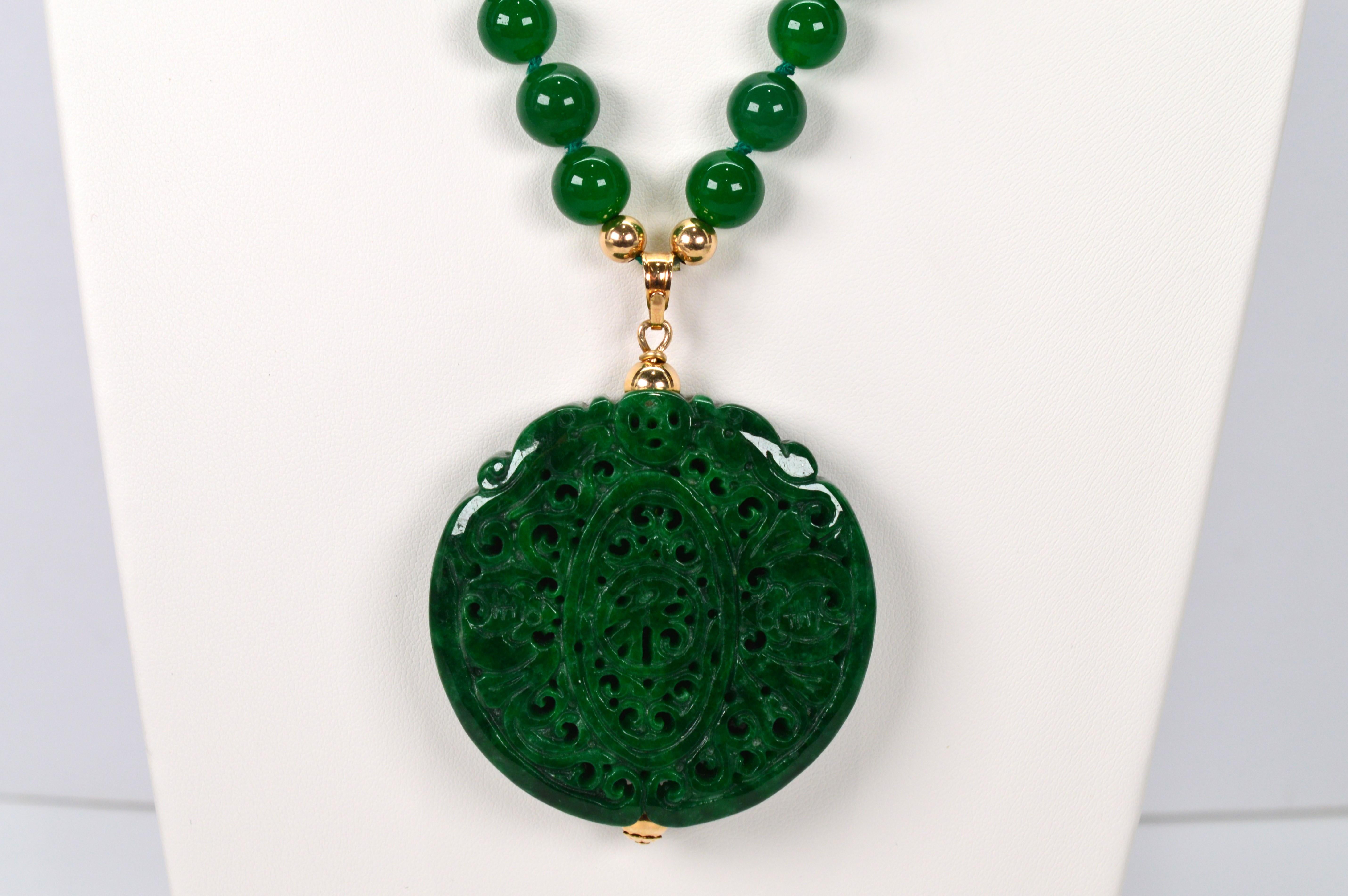 Women's Vintage Natural Jadeite Beaded 12 Karat Necklace with Carved Medallion Pendant For Sale