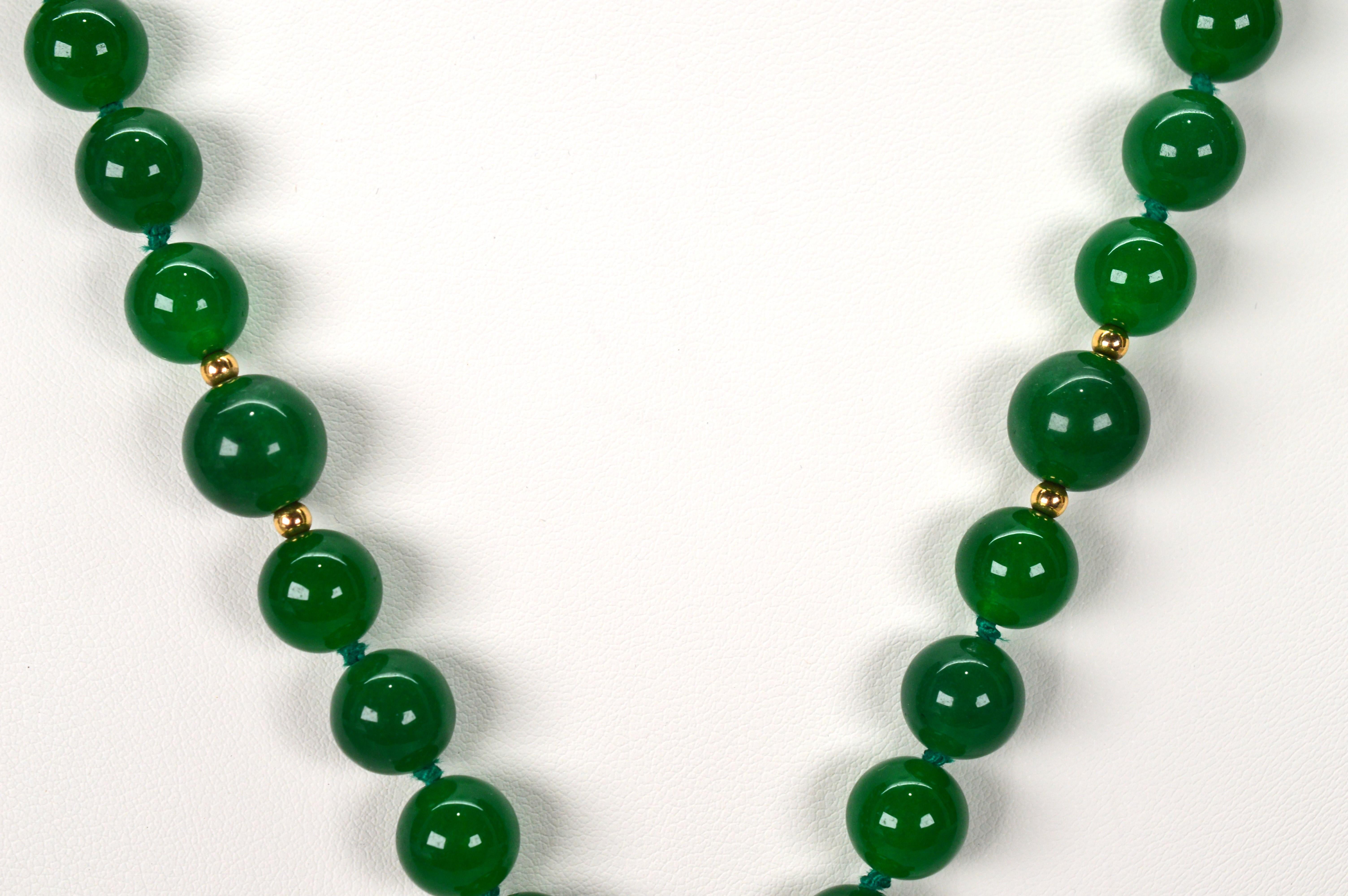 Vintage Natural Jadeite Beaded 12 Karat Necklace with Carved Medallion Pendant For Sale 1