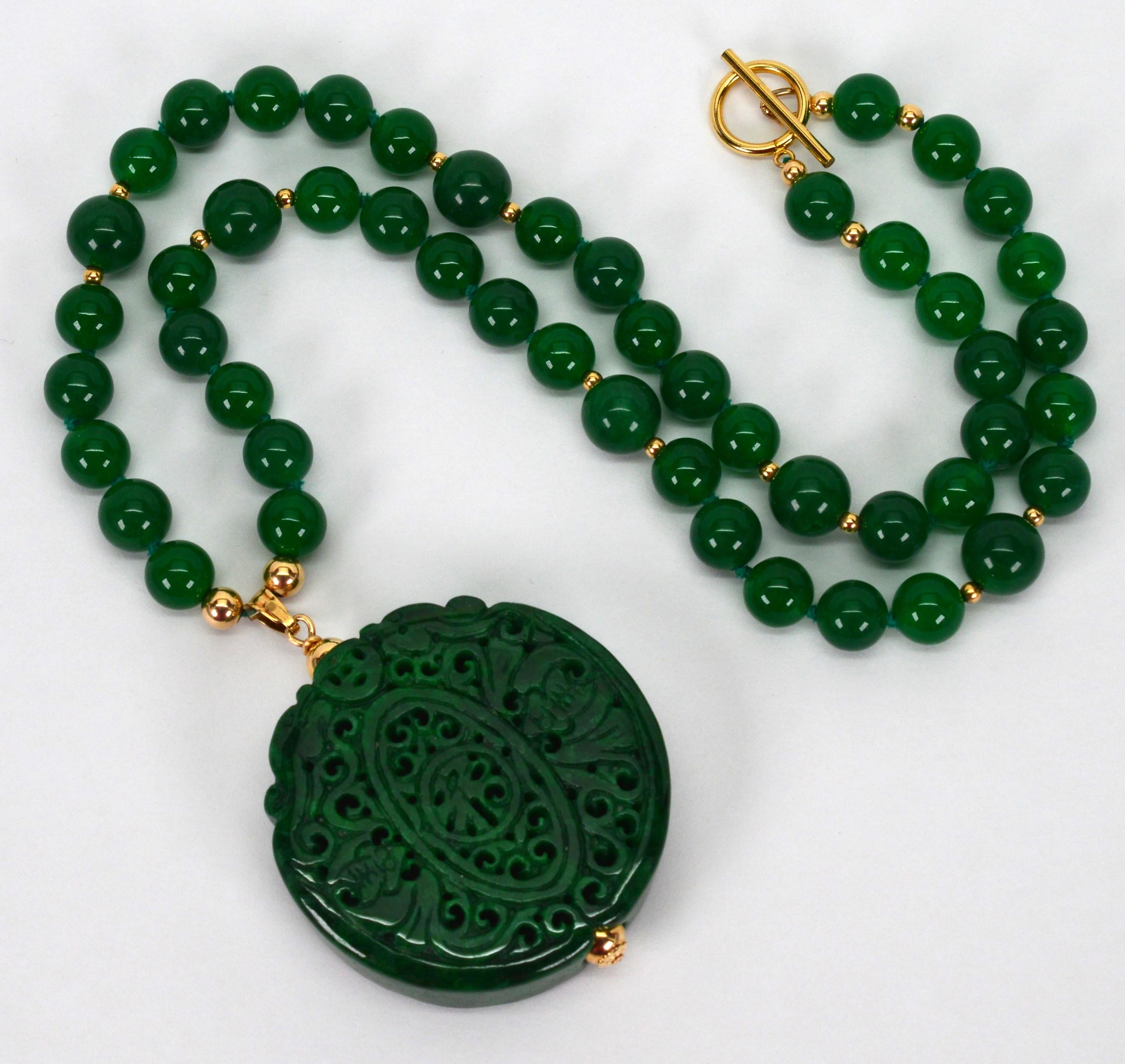 Vintage Natural Jadeite Beaded 12 Karat Necklace with Carved Medallion Pendant For Sale 2