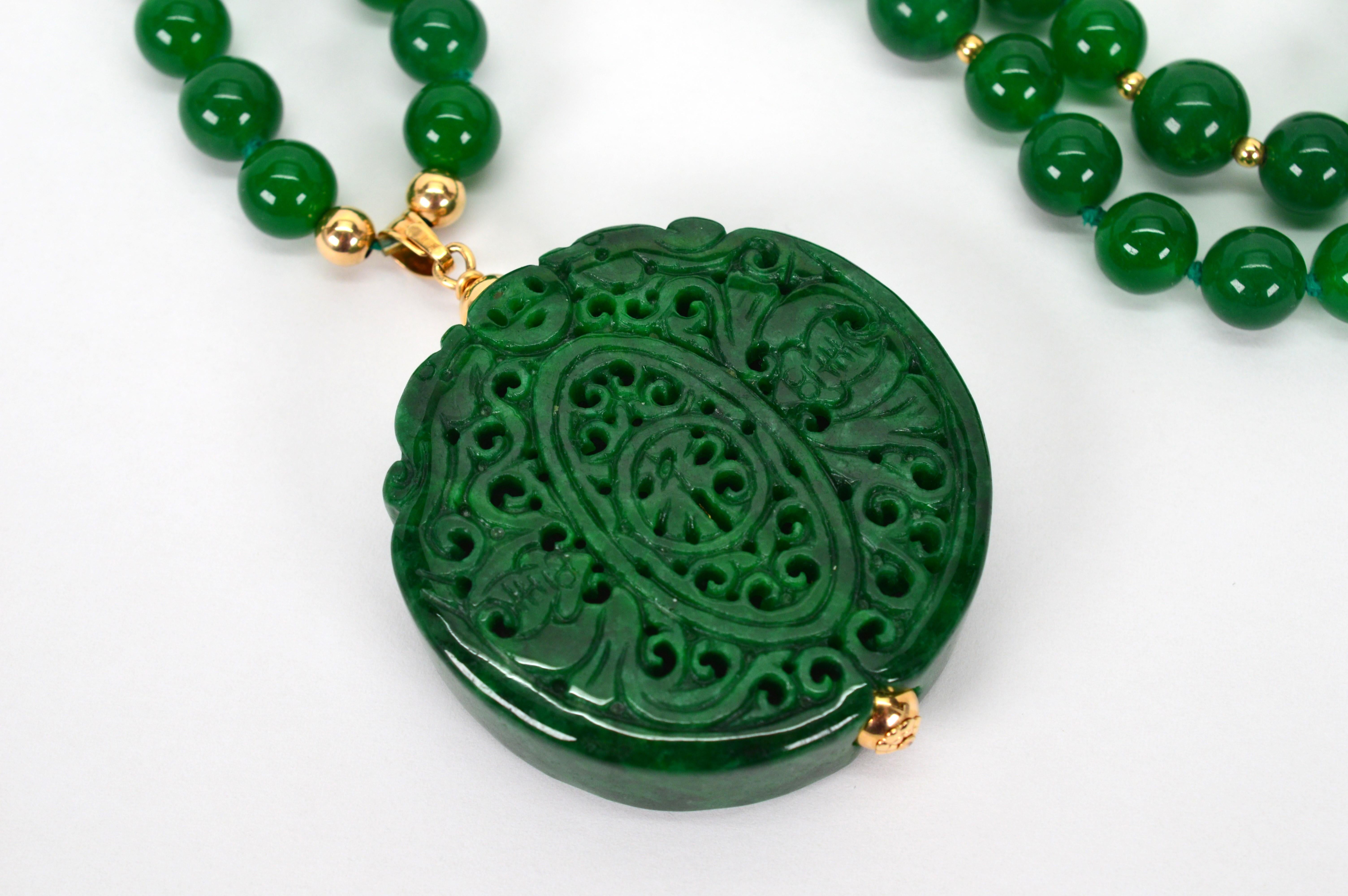 Vintage Natural Jadeite Beaded 12 Karat Necklace with Carved Medallion Pendant For Sale 3