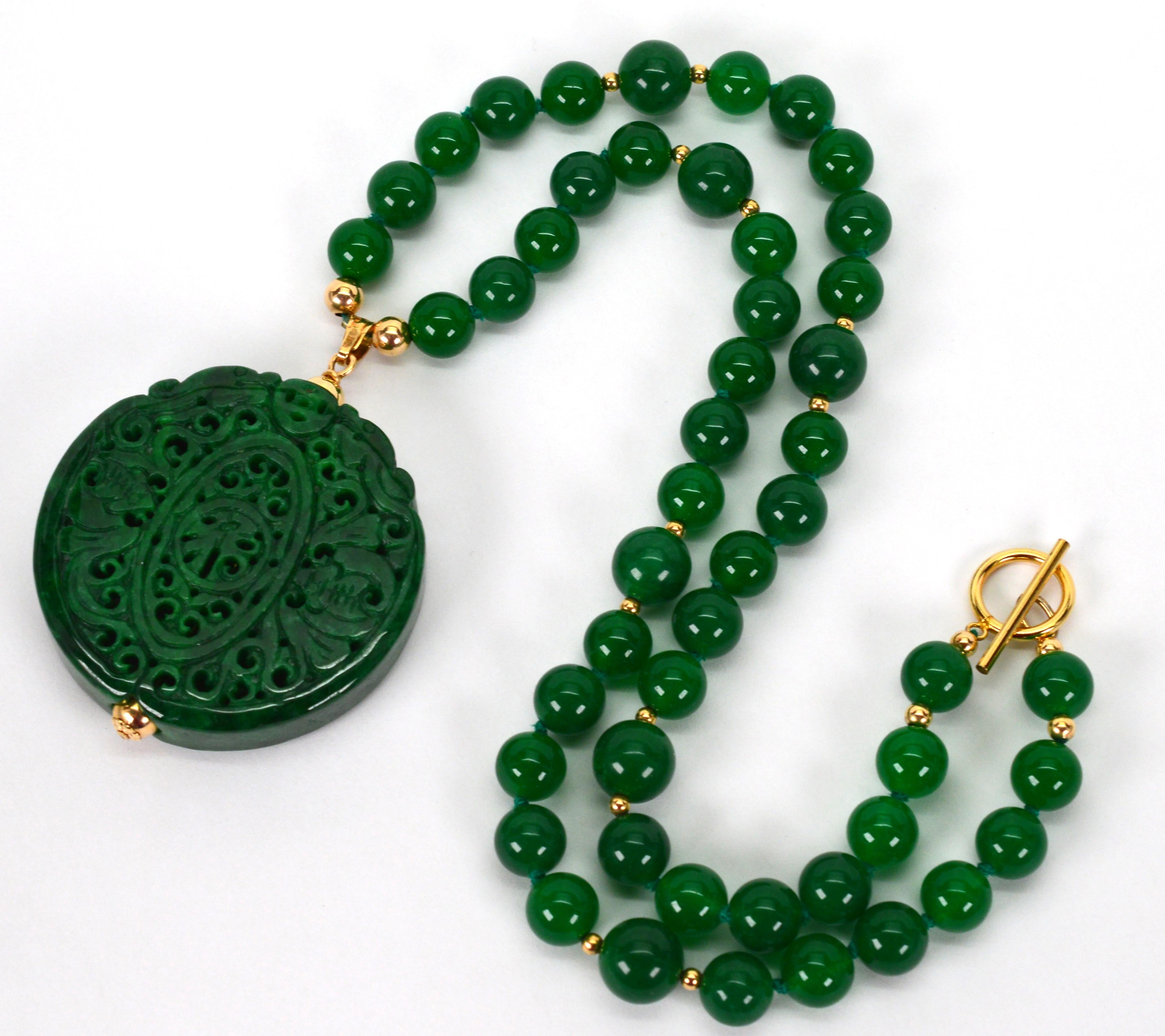 Vintage Natural Jadeite Beaded 12 Karat Necklace with Carved Medallion Pendant For Sale 4