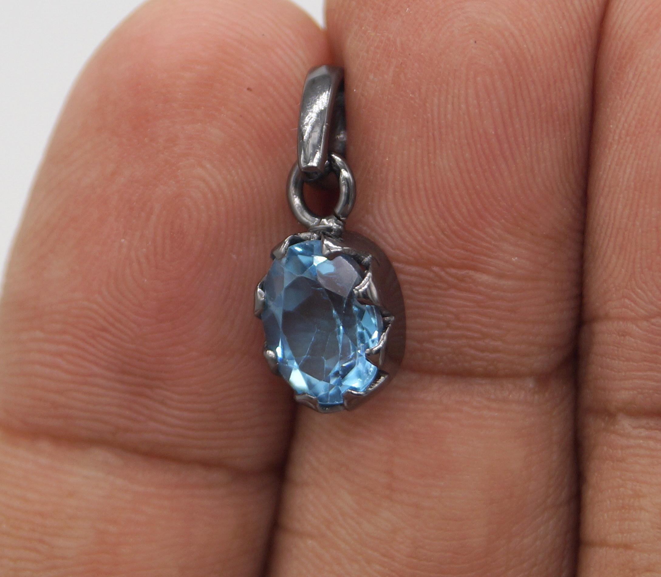 Ciondolo d'argento con topazio blu di Londra naturale d'epoca Placcatura in oro nero in vendita 4
