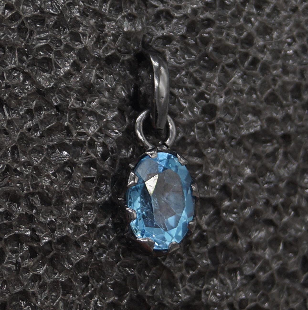 Ciondolo d'argento con topazio blu di Londra naturale d'epoca Placcatura in oro nero in vendita 5