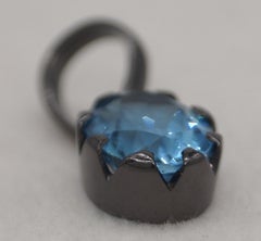 Ciondolo d'argento con topazio blu di Londra naturale d'epoca Placcatura in oro nero