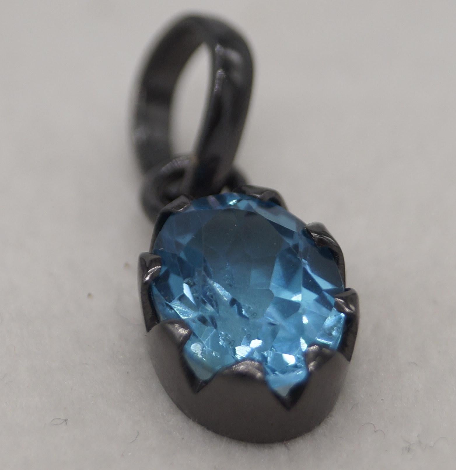 Art Nouveau Ciondolo d'argento con topazio blu di Londra naturale d'epoca Placcatura in oro nero in vendita