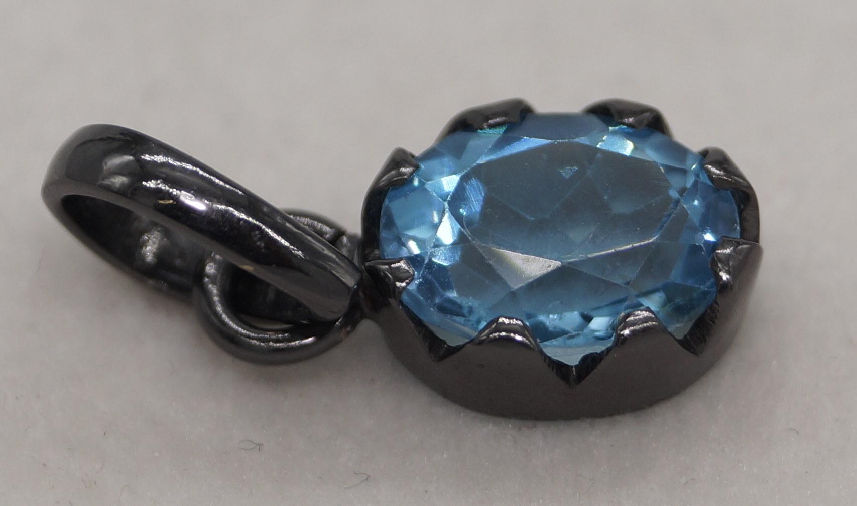 Taglio ovale Ciondolo d'argento con topazio blu di Londra naturale d'epoca Placcatura in oro nero in vendita