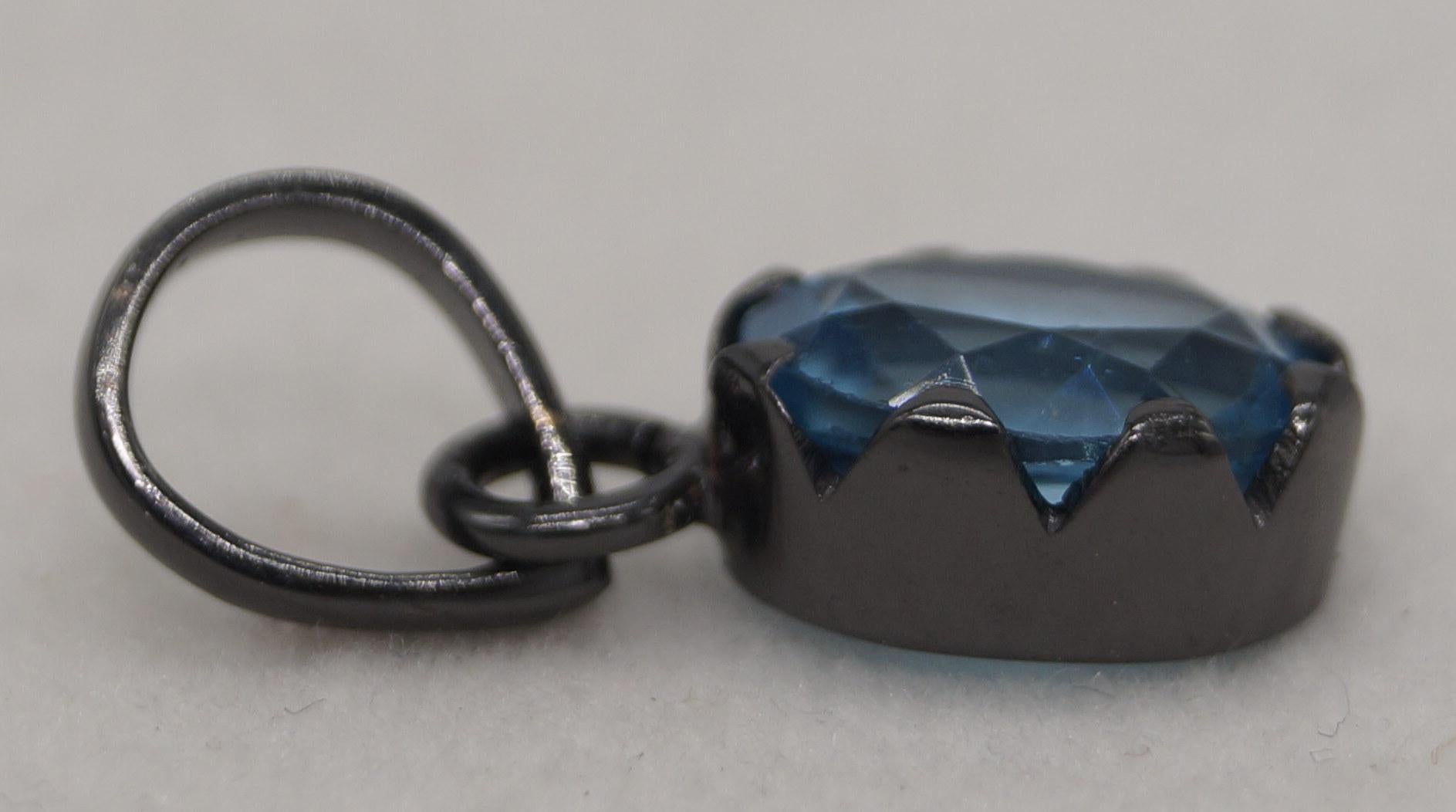 Ciondolo d'argento con topazio blu di Londra naturale d'epoca Placcatura in oro nero In condizioni Nuovo in vendita a Delhi, DL