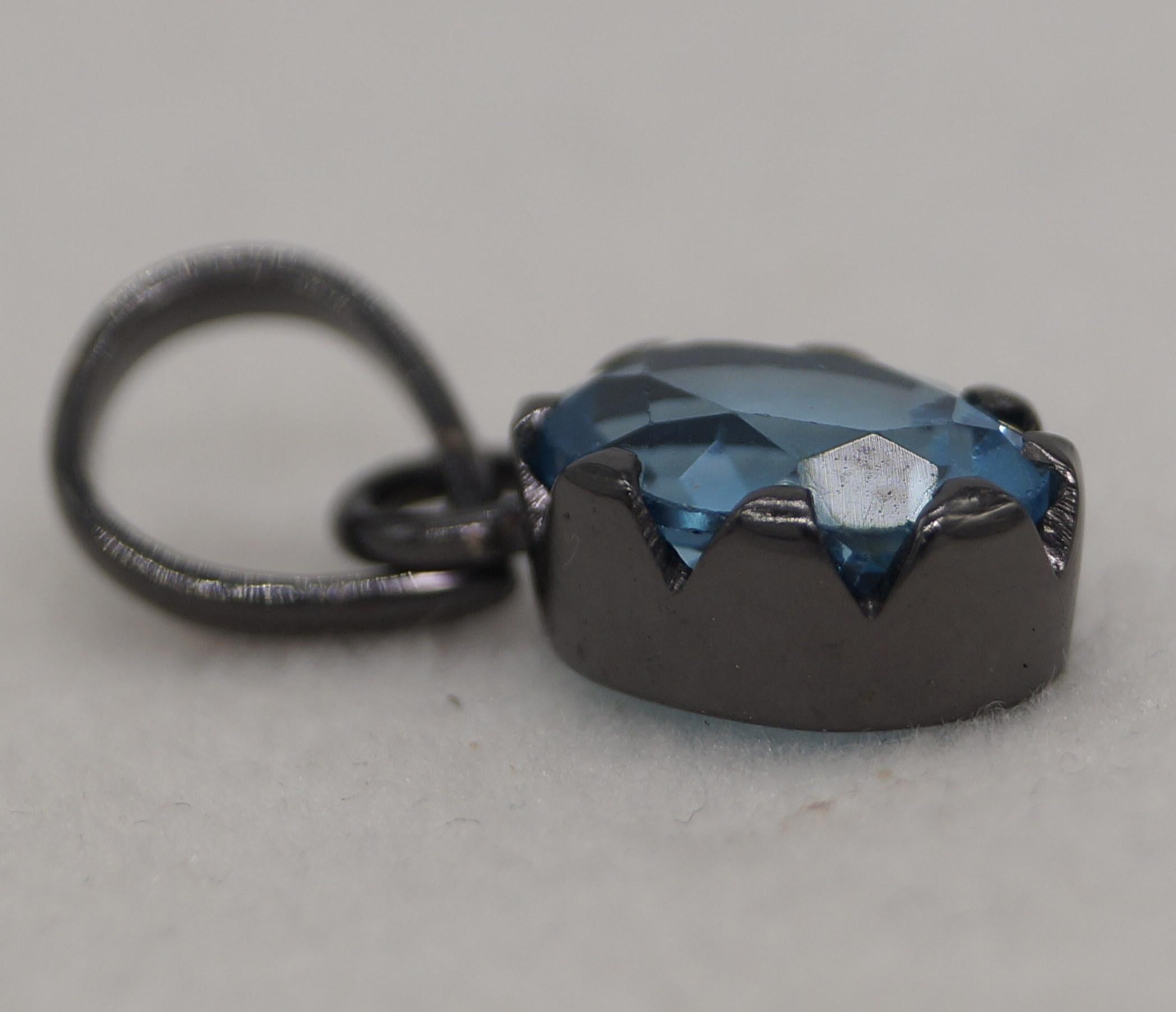 Ciondolo d'argento con topazio blu di Londra naturale d'epoca Placcatura in oro nero in vendita 1