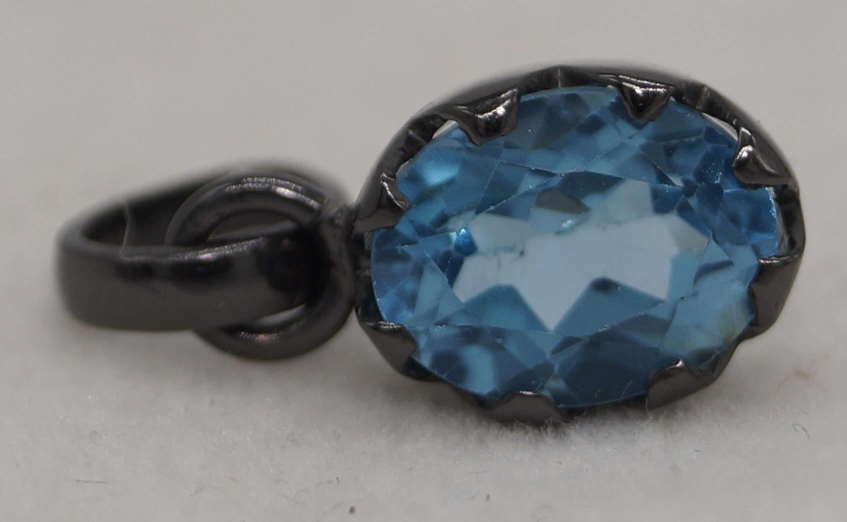 Ciondolo d'argento con topazio blu di Londra naturale d'epoca Placcatura in oro nero in vendita 2
