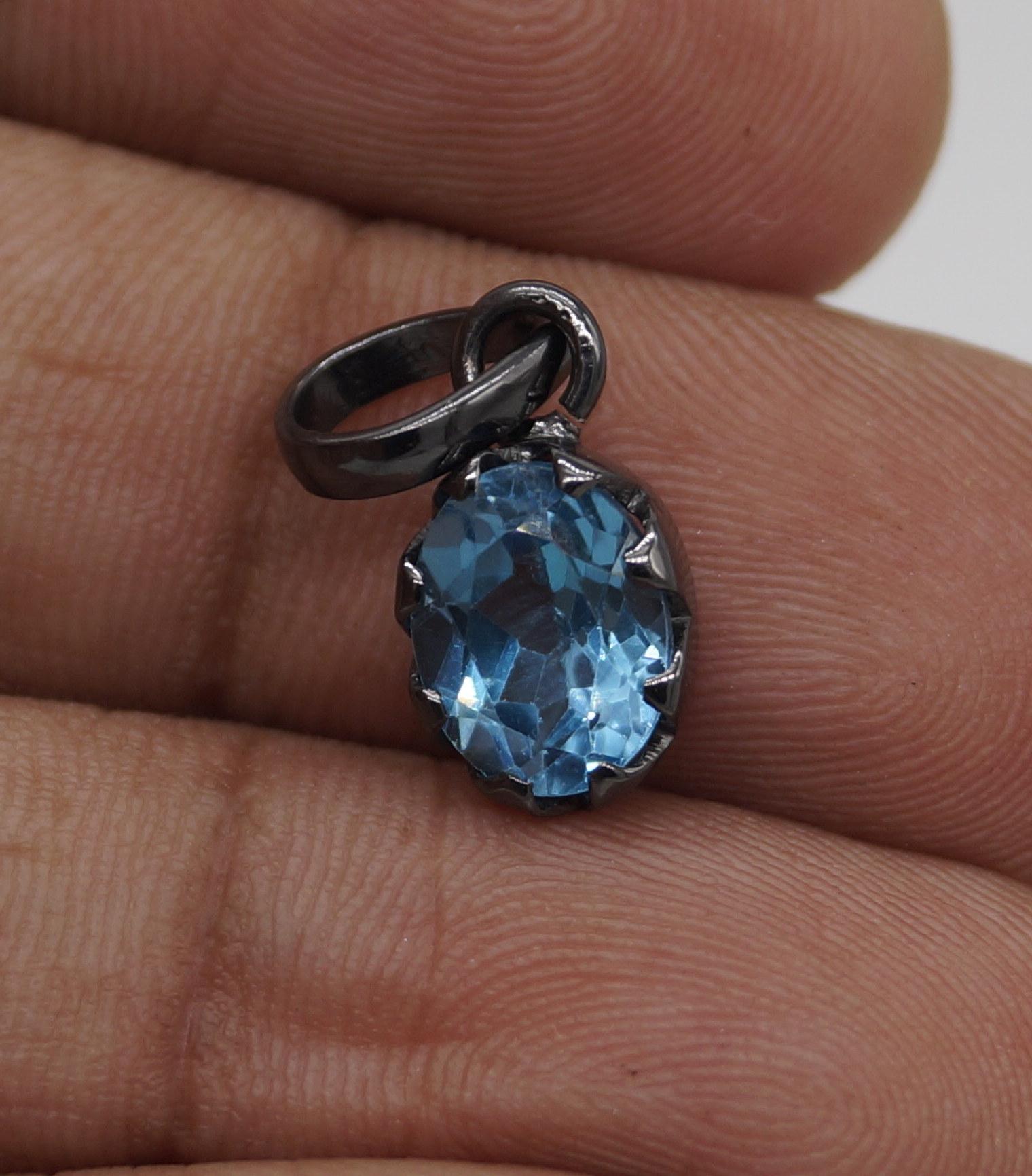 Ciondolo d'argento con topazio blu di Londra naturale d'epoca Placcatura in oro nero in vendita 3