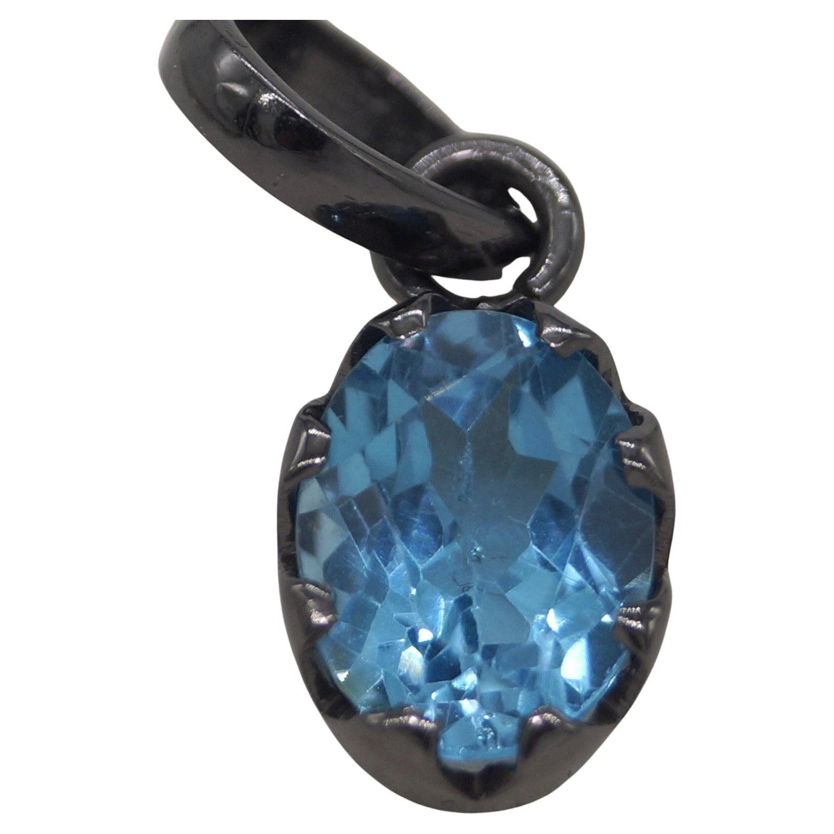 Ciondolo d'argento con topazio blu di Londra naturale d'epoca Placcatura in oro nero in vendita