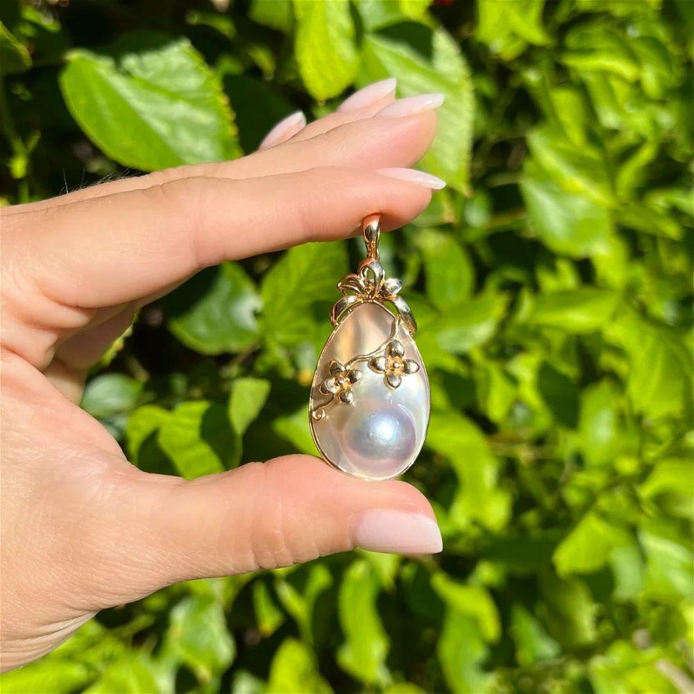 Modern Vintage Natural Mabe Pearl Pear Shape Gold Pendant Necklace For Sale