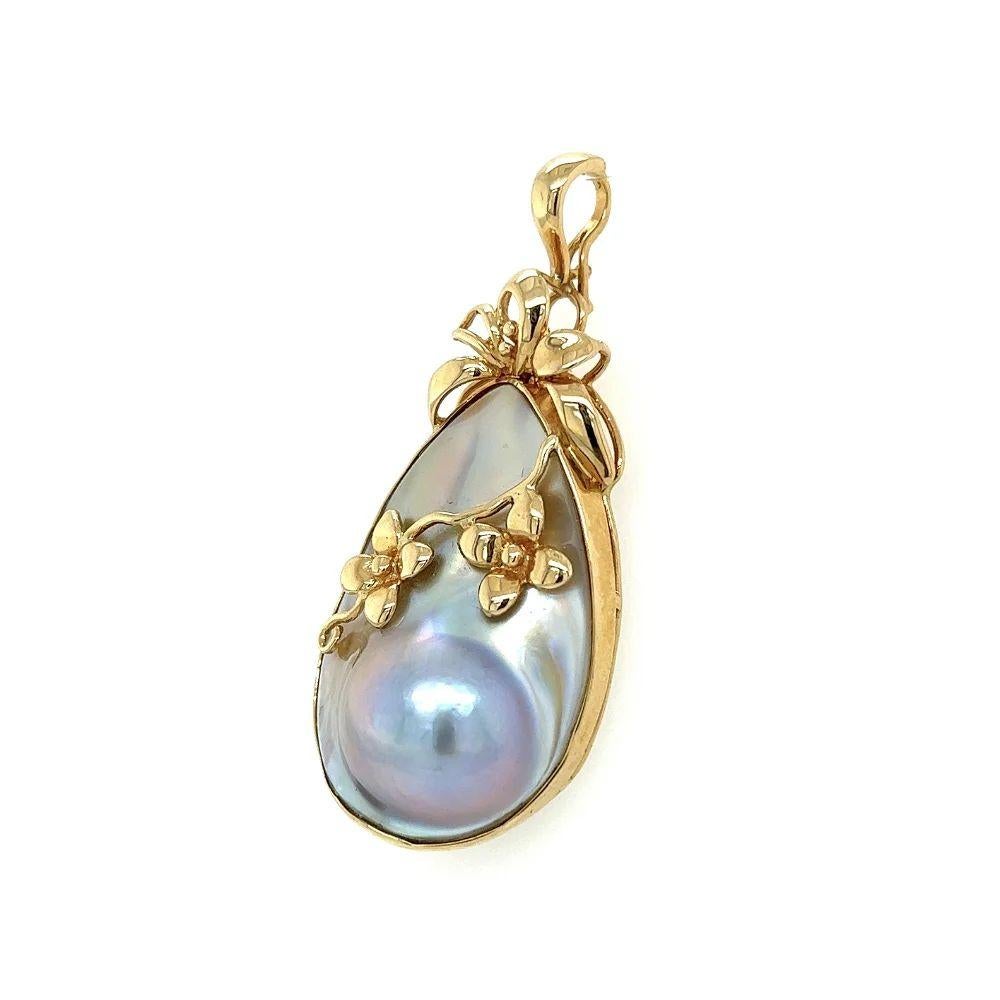 Vintage Natural Mabe Pearl Pear Shape Gold Pendant Necklace In Excellent Condition For Sale In Montreal, QC
