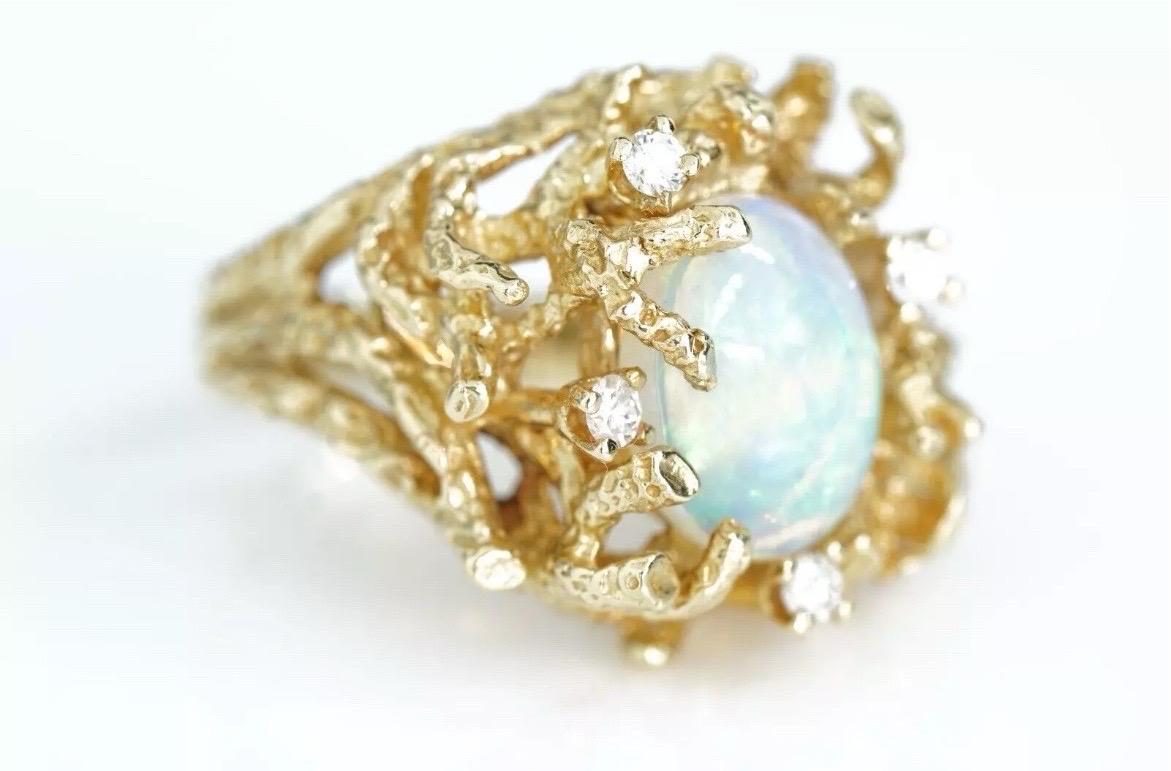 Taglio ovale Anello di diamanti opale naturale d'epoca Brutalista in oro giallo 14k Cocktail Estate in vendita