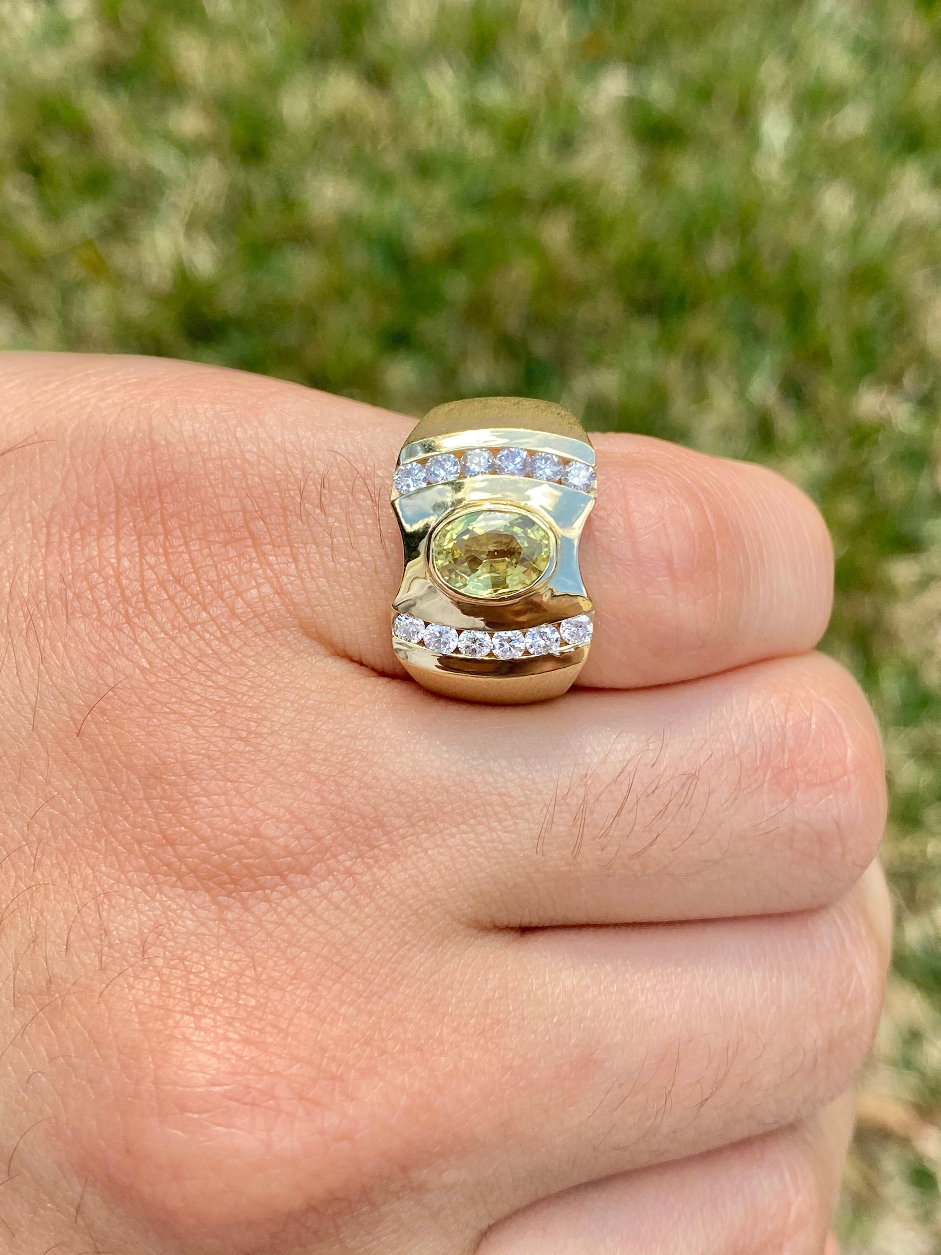 Taglio ovale Anello da uomo con zaffiro giallo taglio ovale da 2,55 carati, diamante e oro giallo 14K