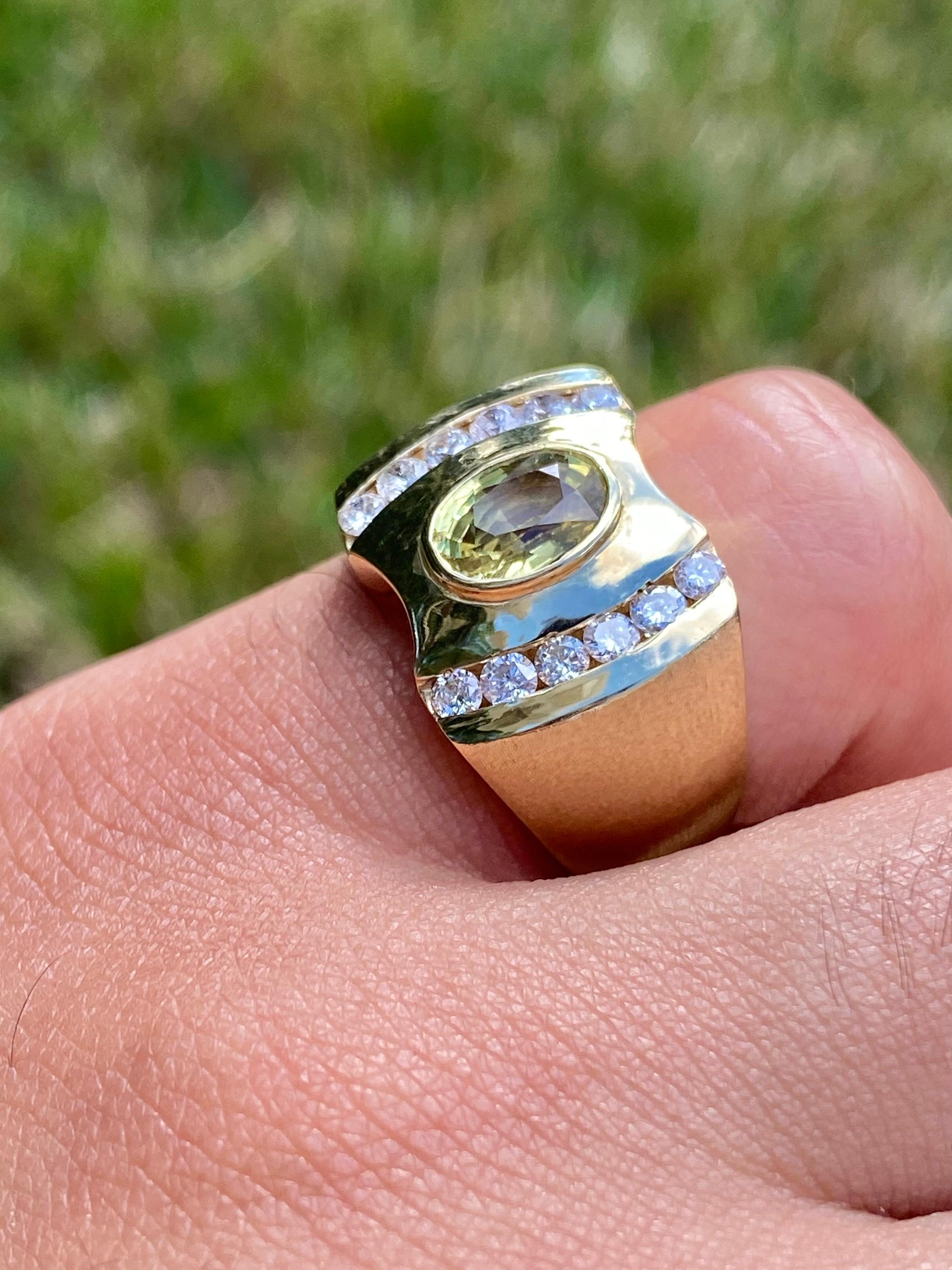 Anello da uomo con zaffiro giallo taglio ovale da 2,55 carati, diamante e oro giallo 14K In condizioni ottime a Miami, FL
