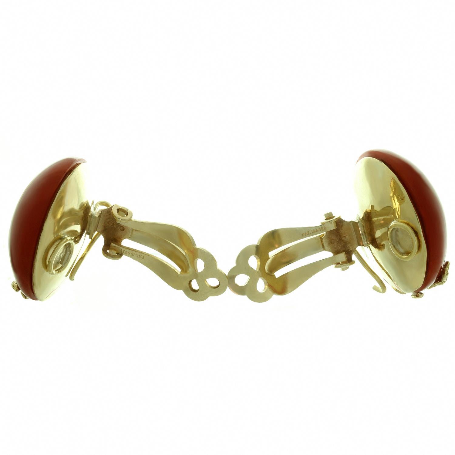 Ohrclips aus Gelbgold mit natürlicher Ochsenblutkoralle und Gelbgold im Angebot 1
