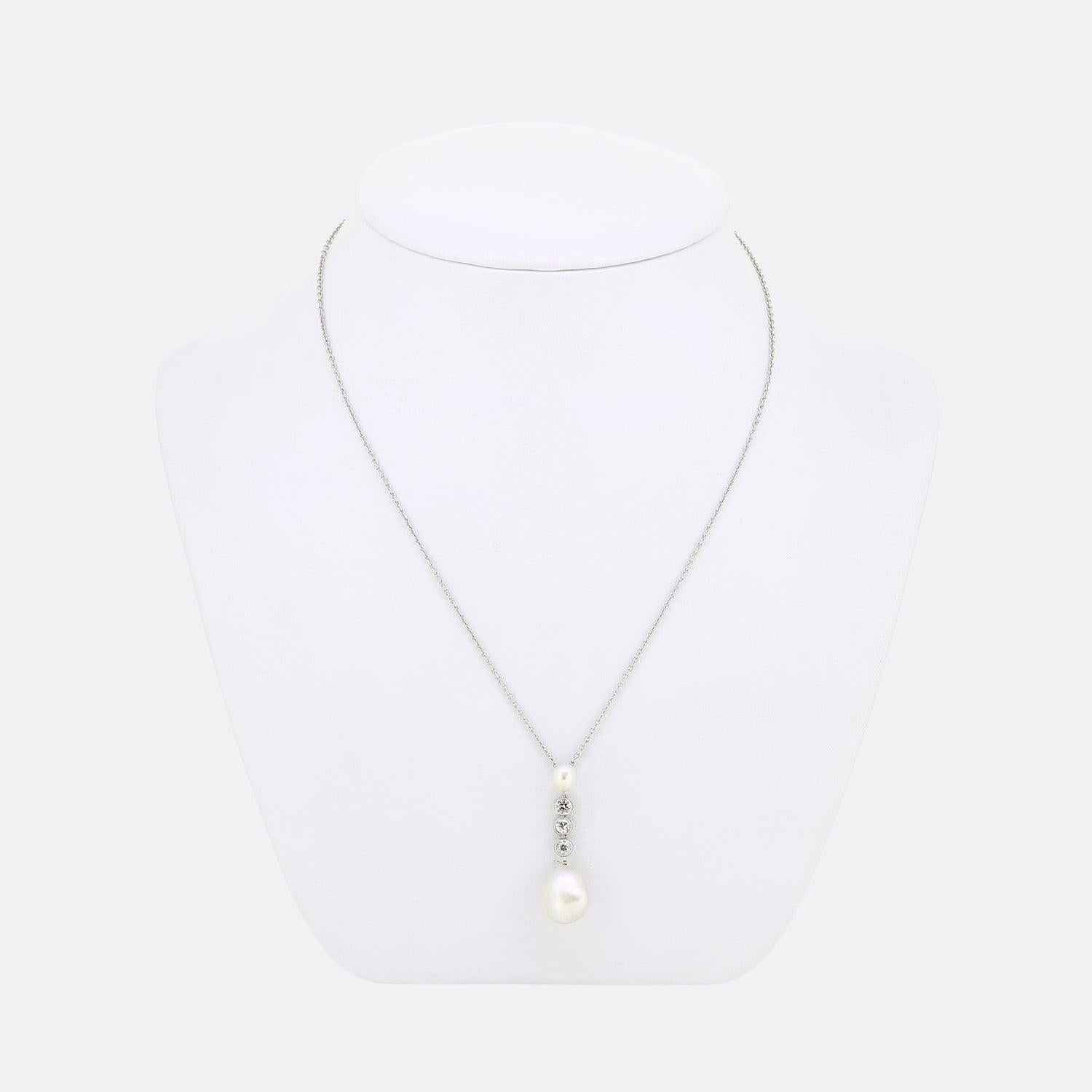 Ecco una collana vintage di perle e diamanti in platino. Appesi a una catena di platino troviamo un duo di  perle naturali d'acqua salata, la più grande delle quali è a forma di bottone ovale, mentre l'altra è rotonda. Entrambe le perle sono state