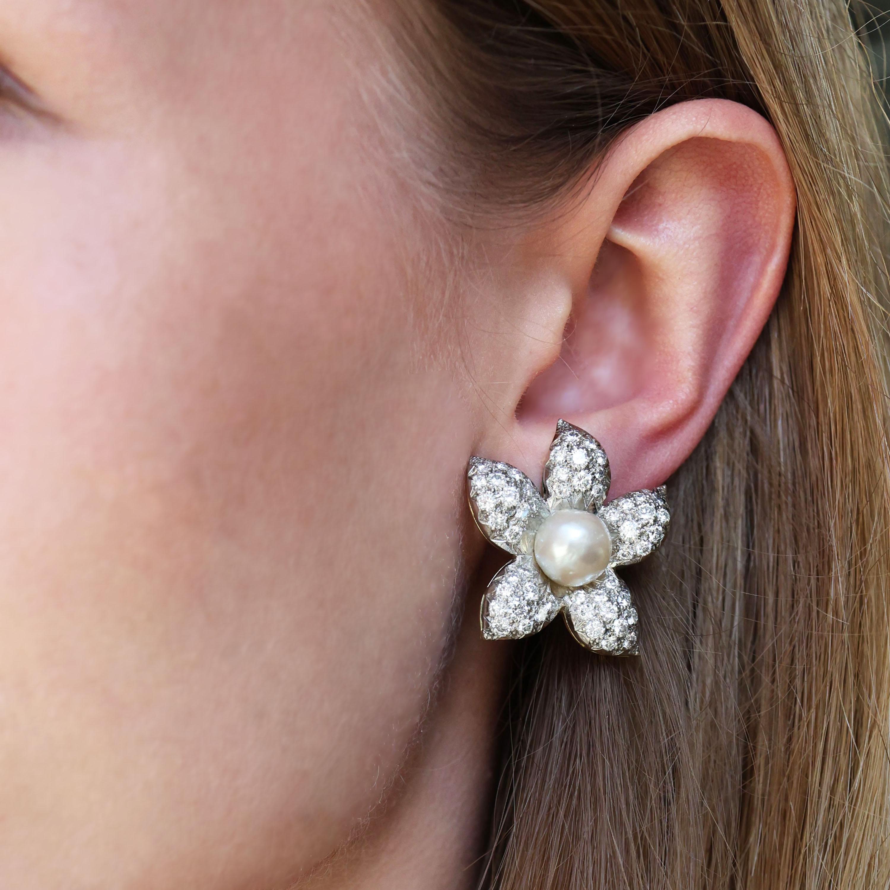 Donna Orecchini a fiore di perle naturali e diamanti d'epoca, circa 1950, 4,00 carati in vendita