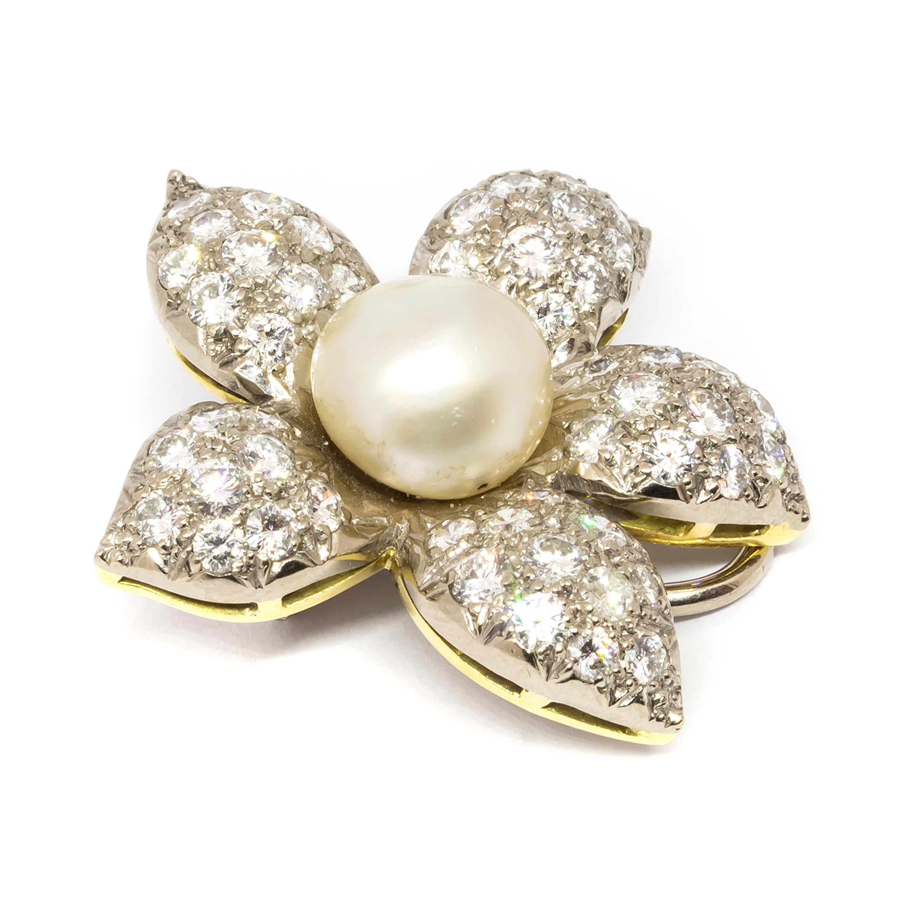 Rétro Orecchini a fiore di perle naturali e diamanti d'epoca, circa 1950, 4,00 carati in vendita