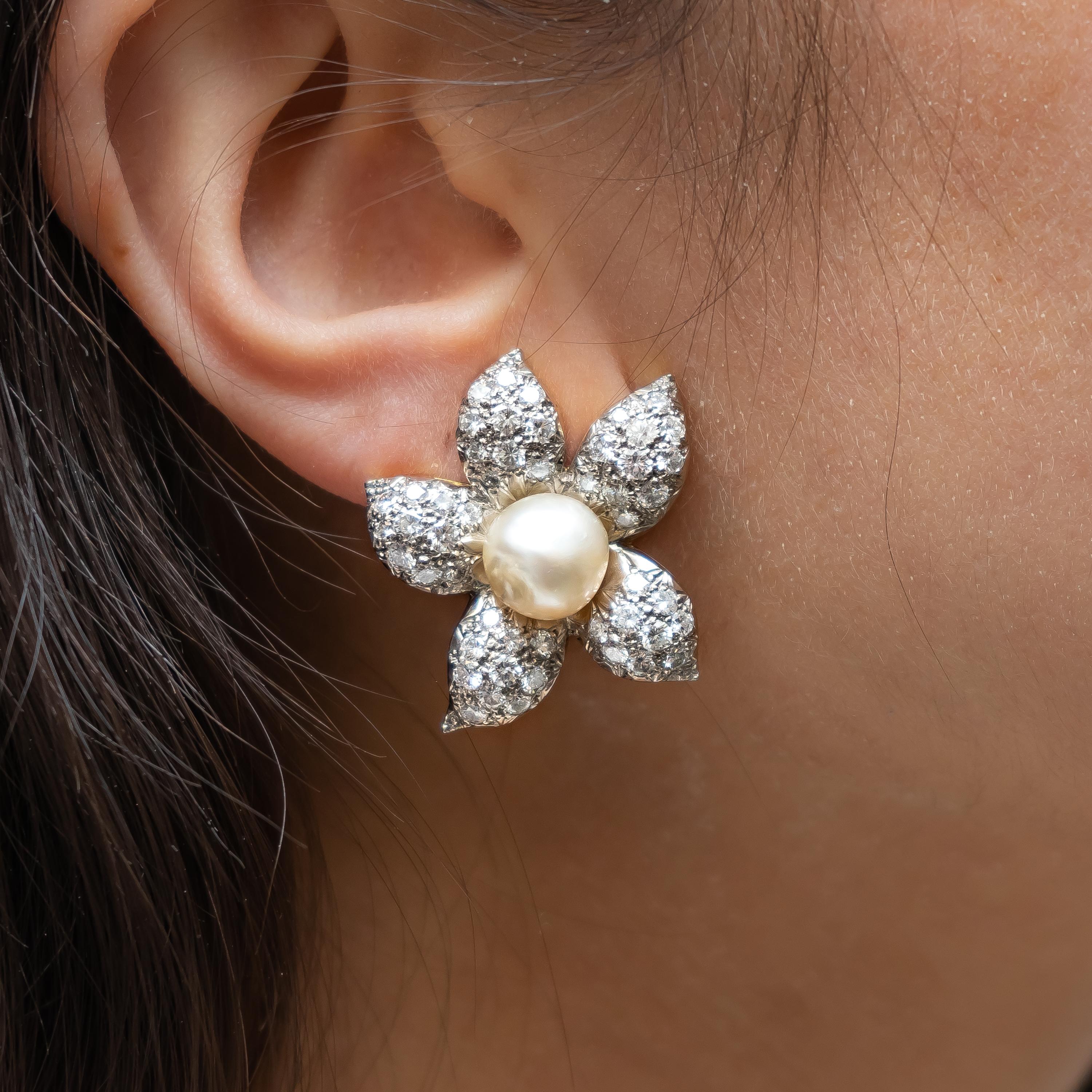 Taglio rotondo Orecchini a fiore di perle naturali e diamanti d'epoca, circa 1950, 4,00 carati in vendita