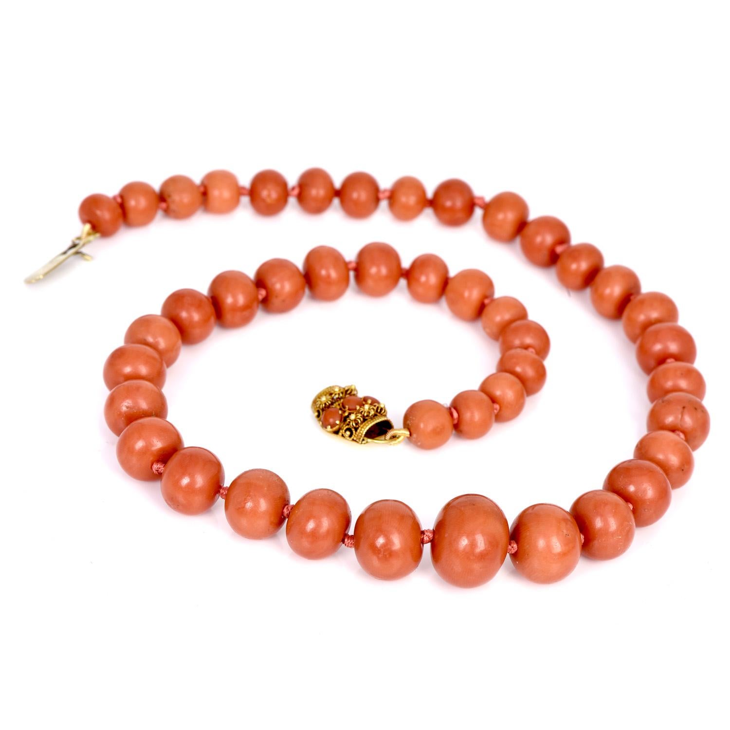Diese auffällige, naturrote Korallenperlenkette mit Abstufungen

reicht 18 Zoll um den Hals oder kann um den Hals gewickelt werden

das Handgelenk für mehr Flexibilität.

Ovale Cabochon-Korallenperlen von 9 bis 15 mm ziehen sich durch dieses