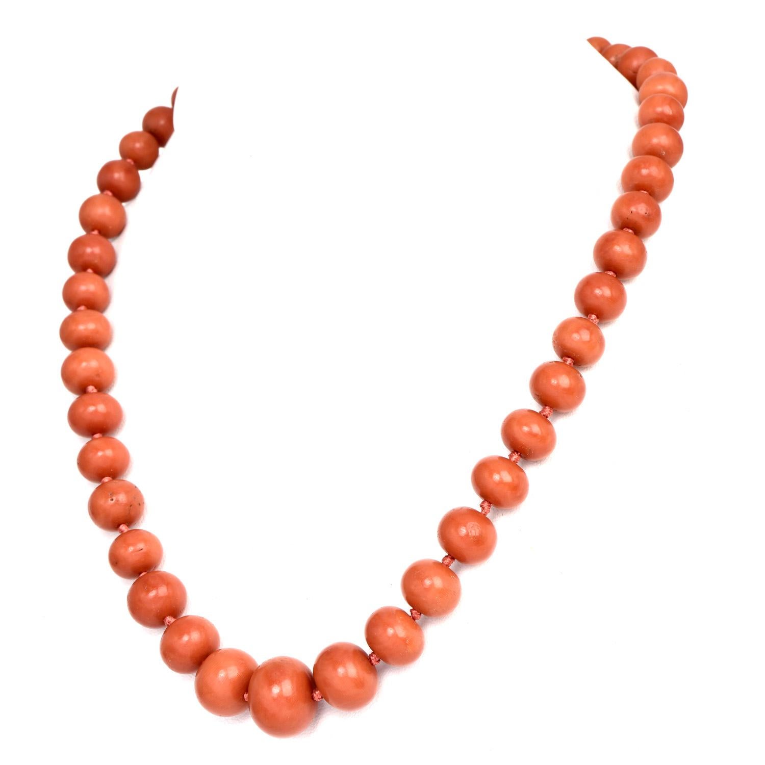 Vintage Natürliche rote Koralle 18K Gold abgestufte Perlenkette, Vintage (Retro)