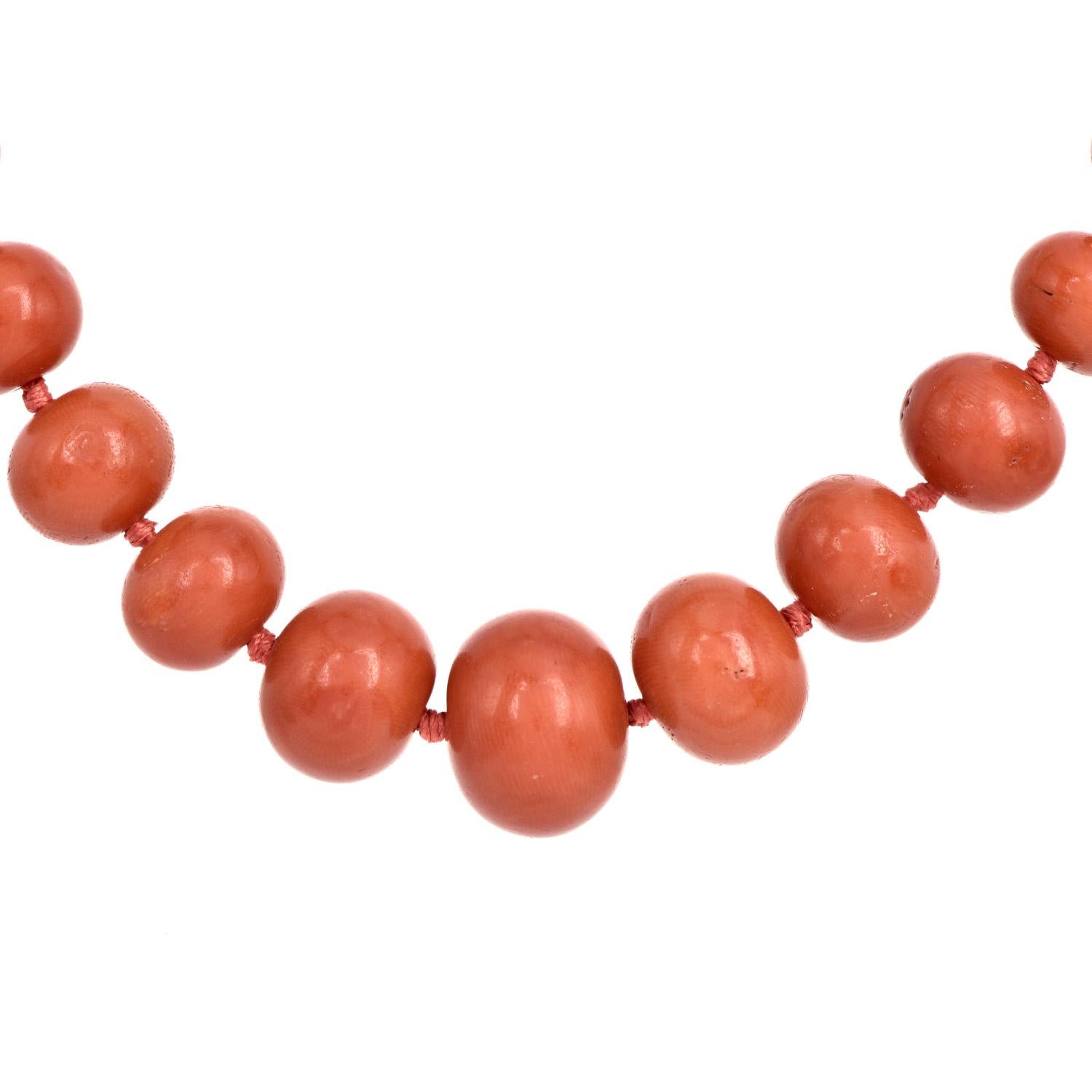 Vintage Natürliche rote Koralle 18K Gold abgestufte Perlenkette, Vintage für Damen oder Herren