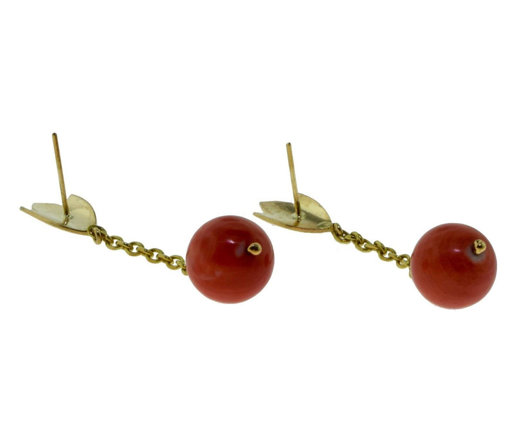 Vintage Natural Red Coral Beaded Yellow Gold Dangle Drop Earrings In Good Condition For Sale In Miami, FL