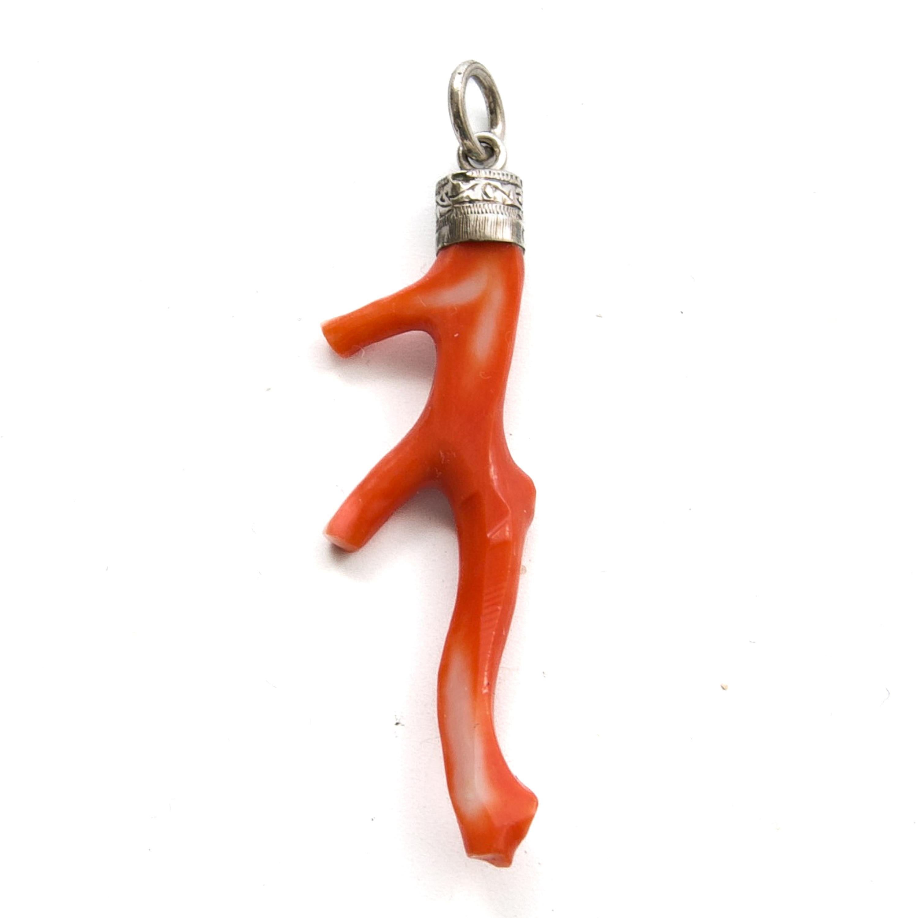 Celebra l'eleganza organica del Mediterraneo con questo ciondolo vintage a forma di ramo di corallo rosso, ricavato dal Corallium rubrum, la pregiata specie di corallo rosso originaria del Mar Mediterraneo. Questo corallo autentico conserva la sua