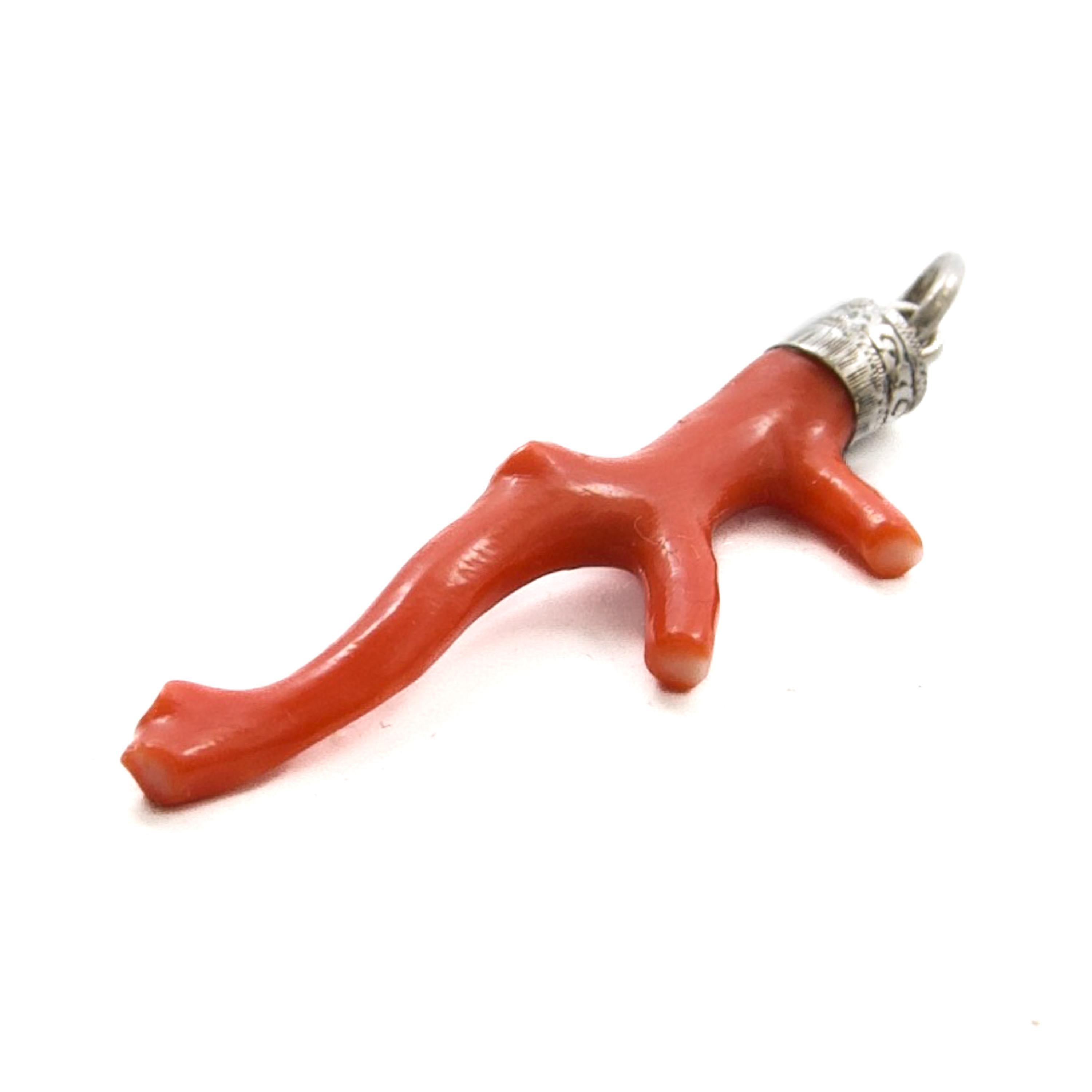 da uomo o donna Ciondolo a forma di ramo di corallo rosso naturale d'epoca (Corallium Rubrum) con cappuccio d'argento in vendita