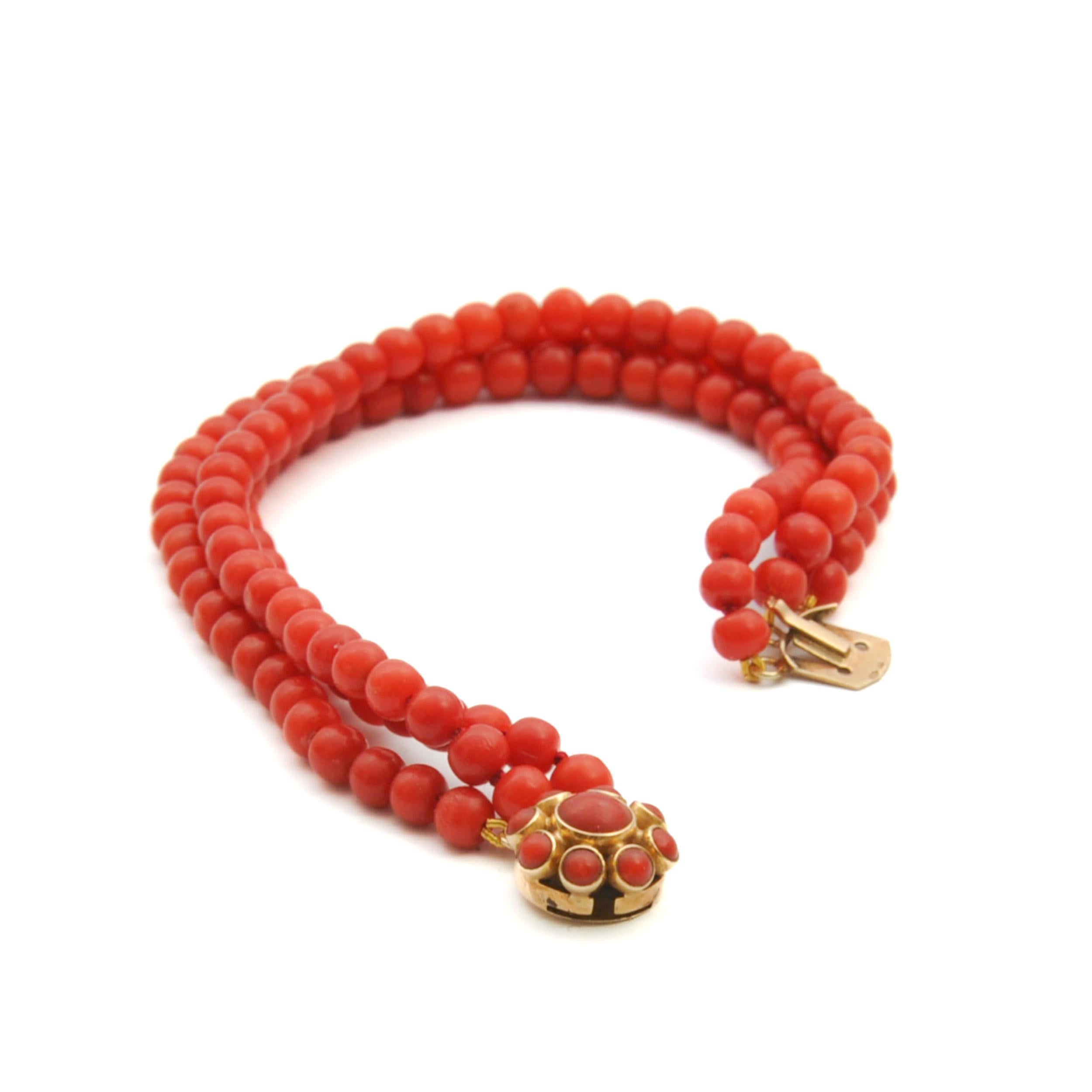Vintage Natural Coral Three-Strand Beaded Bracelet In Good Condition For Sale In Rotterdam, NL